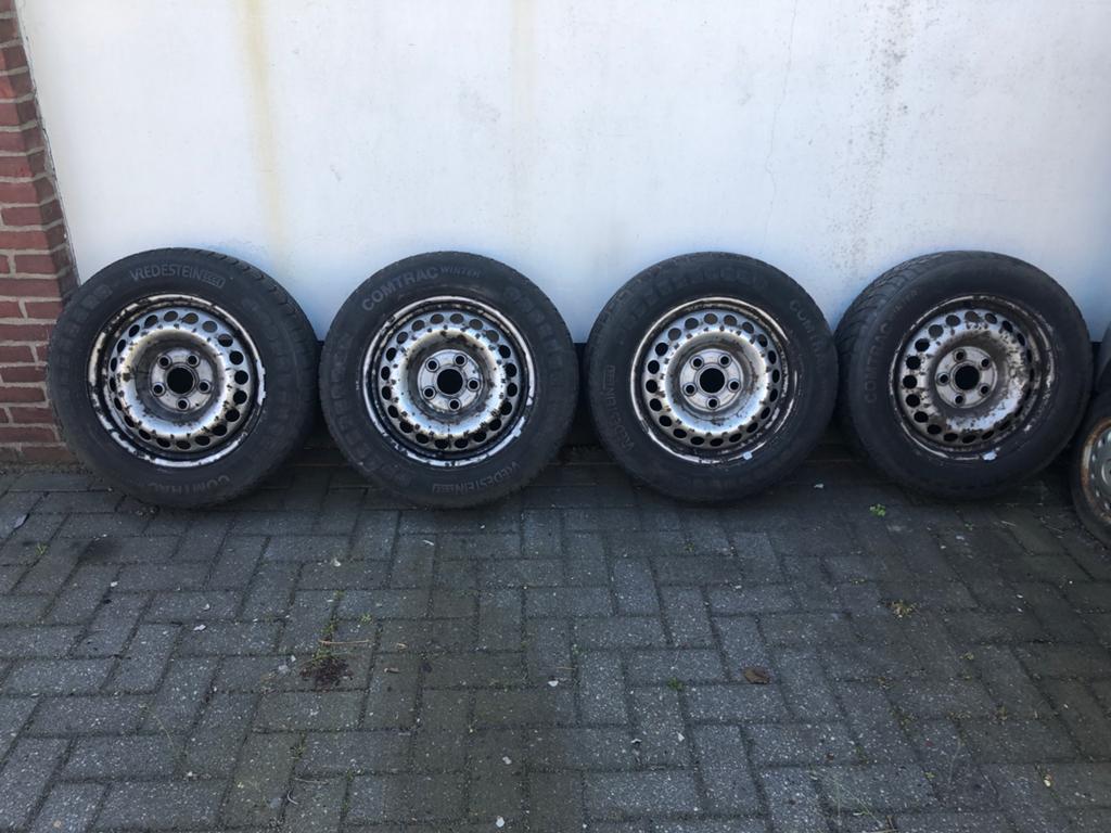 4 wielen vw T5 16 inch 205/65 5x120 winterbanden, Ophalen, Gebruikt