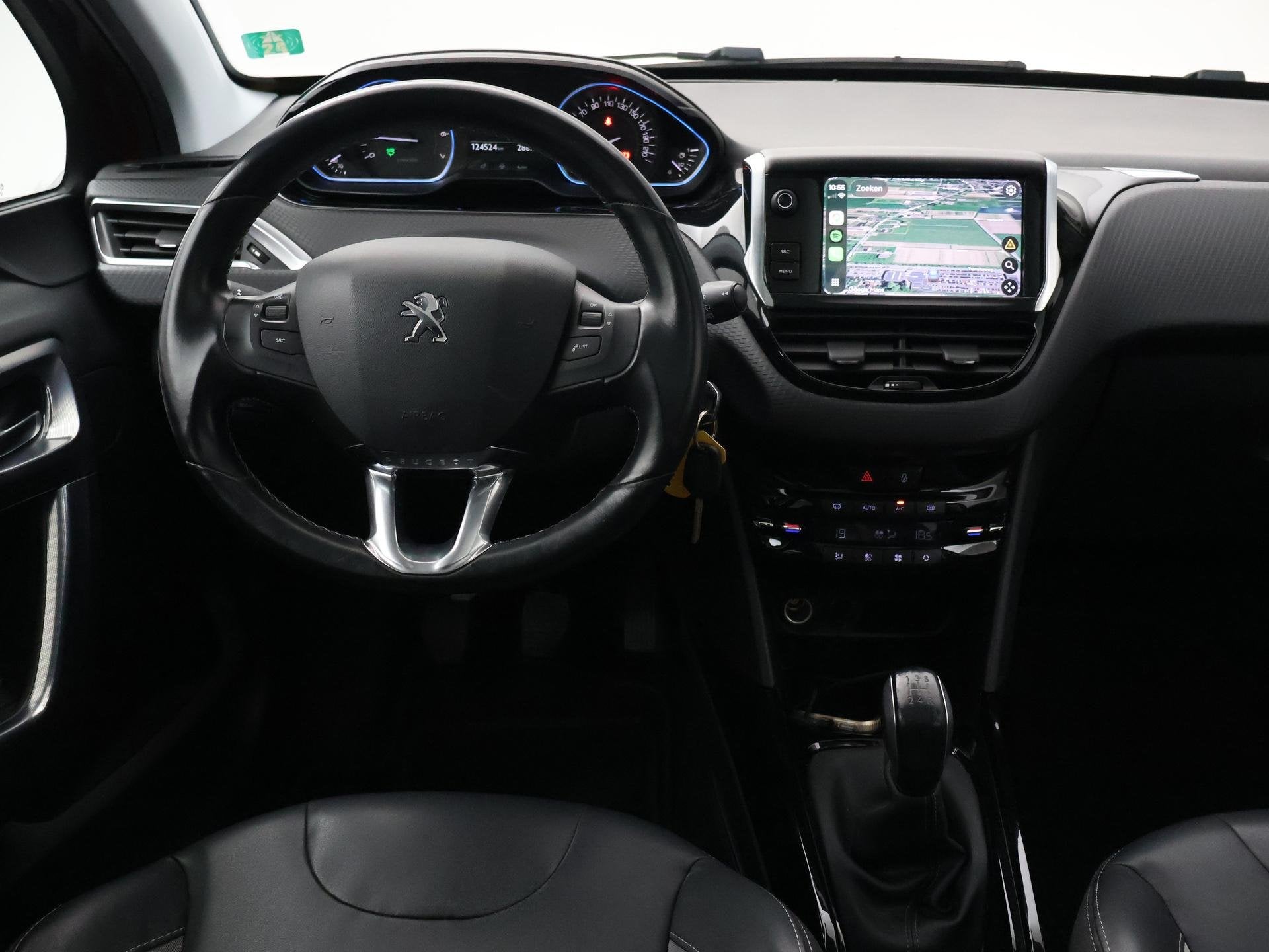 Peugeot 2008 1.2 PT 110 PK ALLURE + TREKHAAK | PANORAMA | CA, Auto's, Voorwielaandrijving, Stof, Euro 6, Parkeersensor