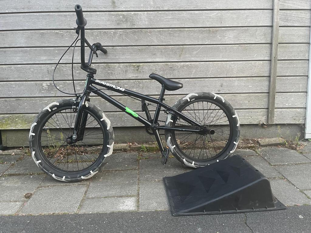 BMX Staystrong met schans en Vans banden 20x2.4 inch, Ophalen, Gebruikt, Staal, 20 tot 24 inch