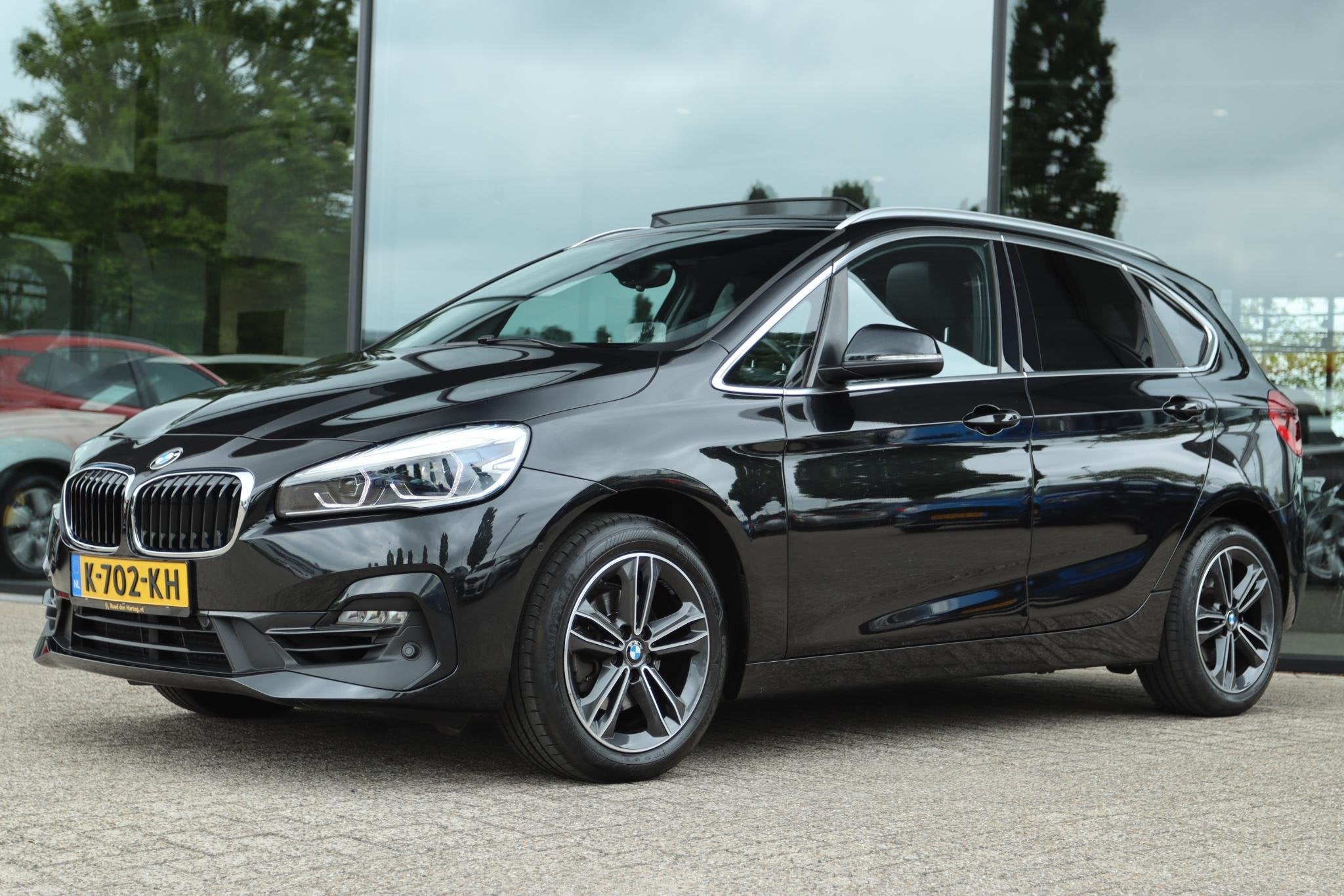 BMW 2-SERIE ACTIVE TOURER 218i HIGH EXECUTIVE ED AUT. | PANO, Auto's, 730 kg, Gebruikt, Zwart, Automatische klimaatregeling