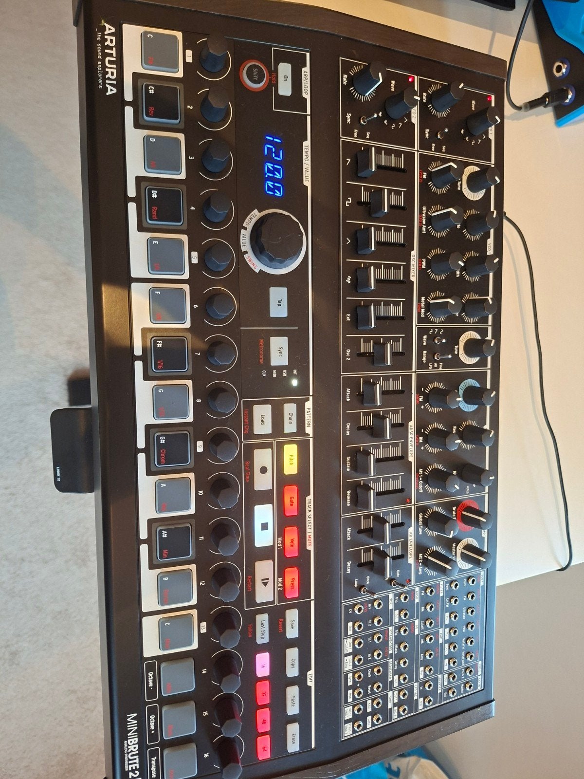 Arturia MiniBrute 2S Analoge Synthesizer met Adapter en Doos, Muziek en Instrumenten, Overige merken, Gebruikt, Met midi-aansluiting
