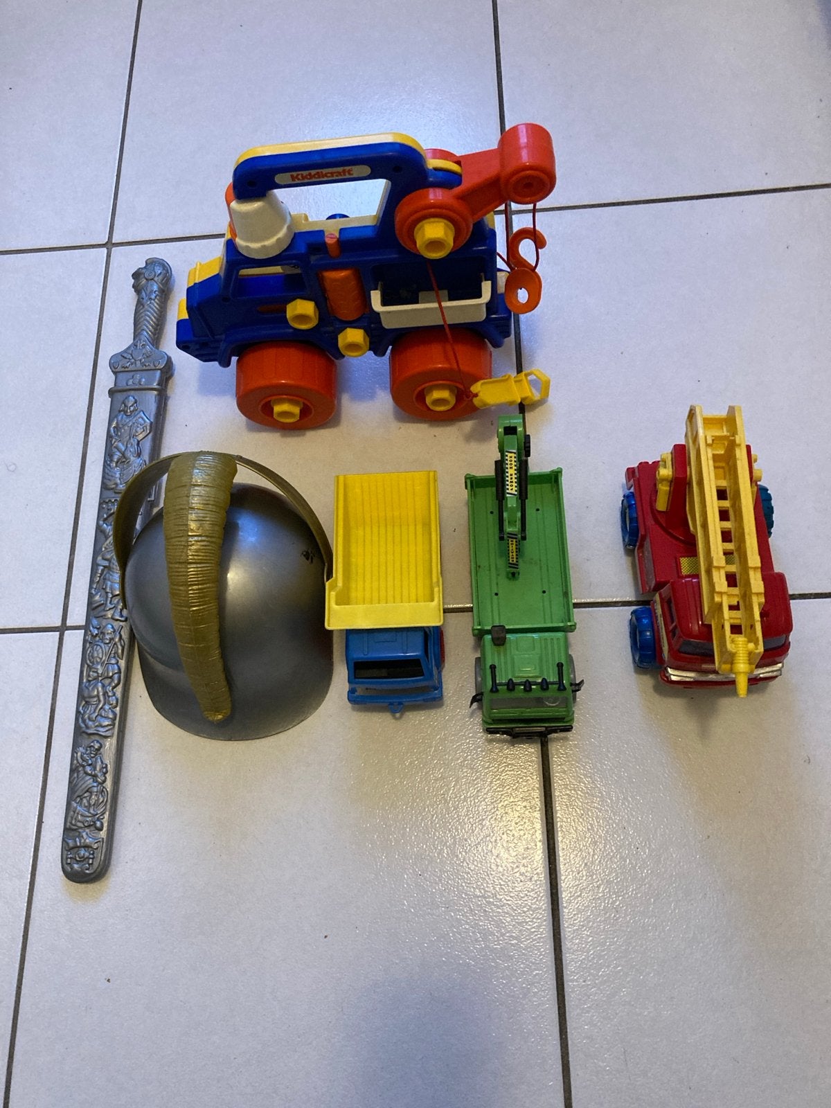 Diverse speelgoedset: Kiddicraft, zwaard, helm en voertuigen, Ophalen of Verzenden, Zo goed als nieuw
