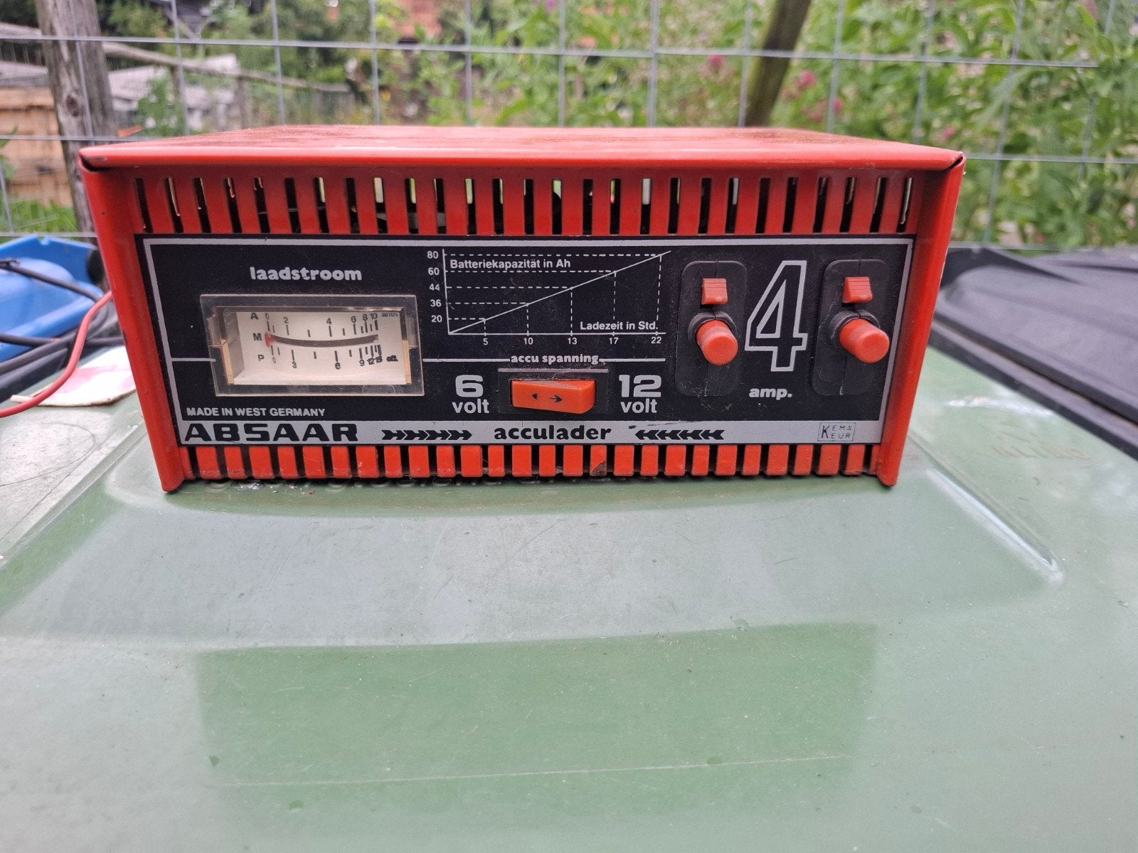 Vintage acculader uit een kip caravan, Caravans en Kamperen, Caravan accessoires, Ophalen of Verzenden, Gebruikt