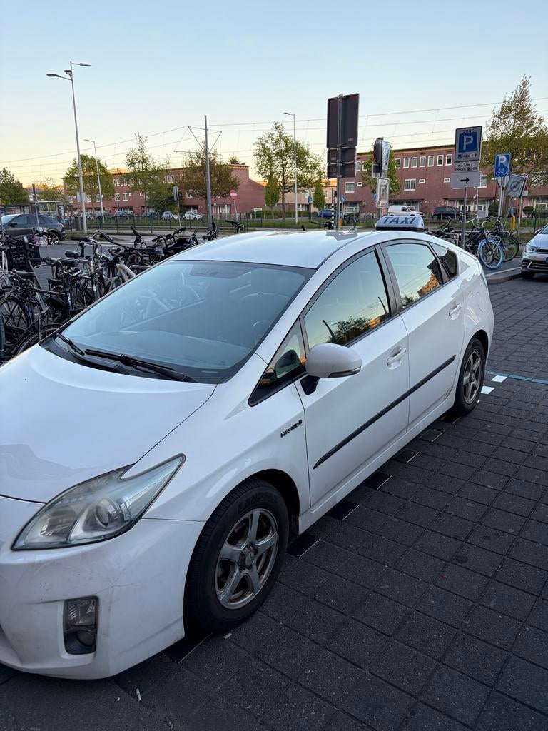 Taxi klaar Toyota Prius 1.8 Full Hybrid nieuwe koppakking, 1345 kg, 4 cilinders, Wit, 26 km/l