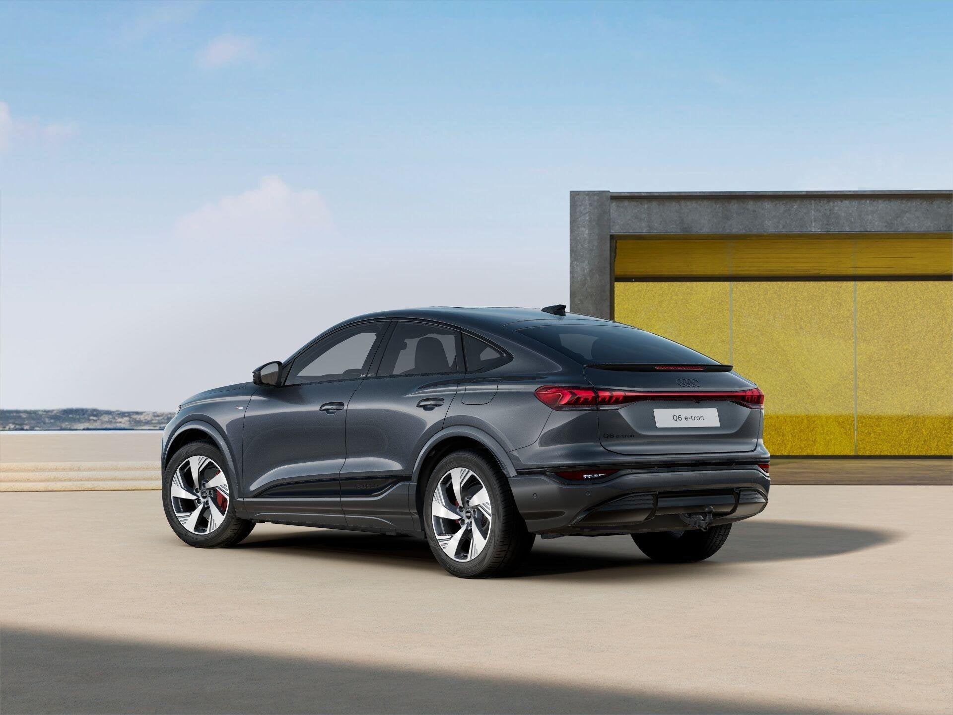 Audi Q6 Sportback e-tron 252pk S Edition 83 kWh | Trekhaak P, Automaat, 12 maanden, Achterwielaandrijving, Zwart