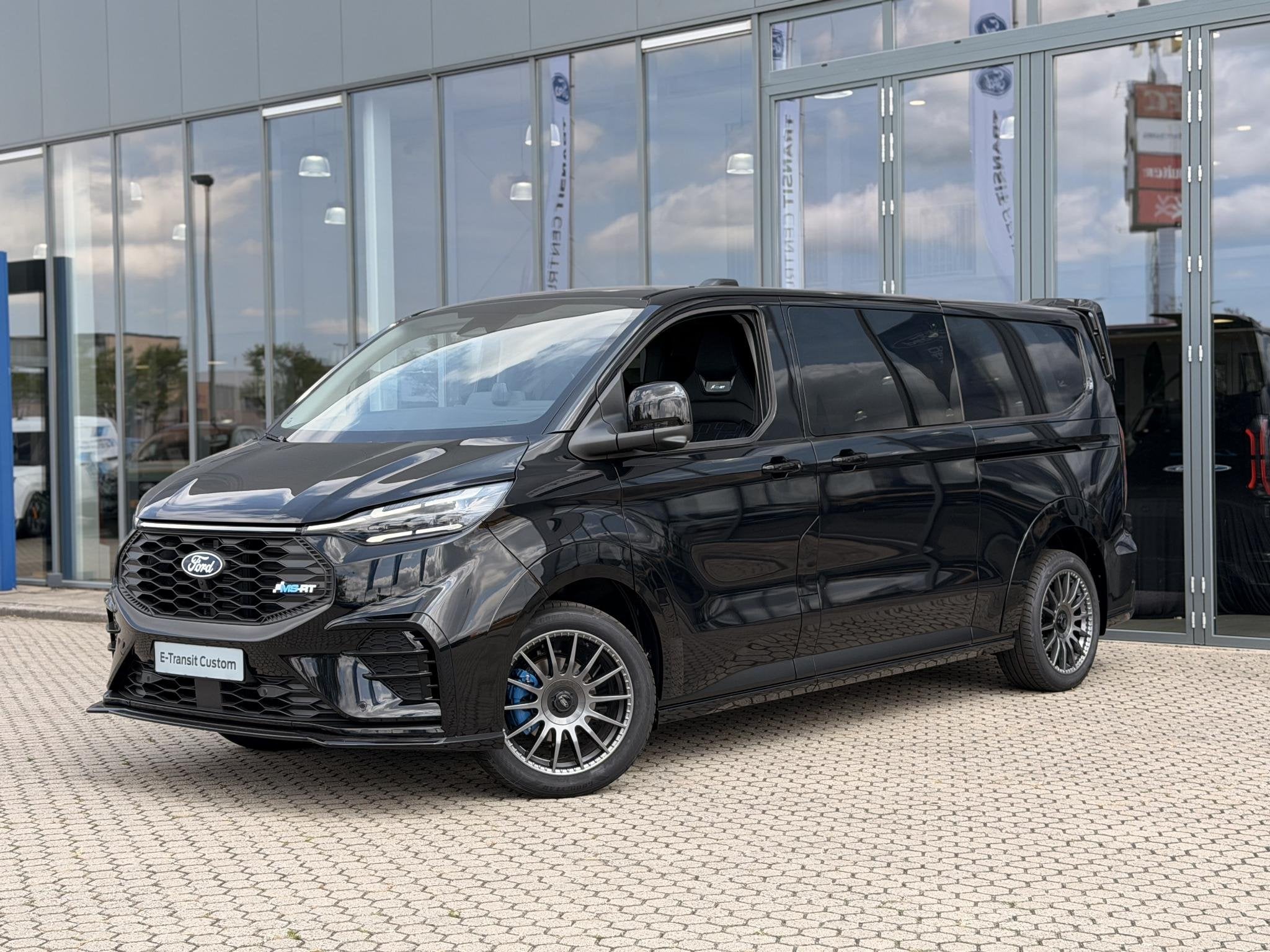 Ford E-Transit Custom L2H1 MS-RT 71 kWh 286 PK Dubbele Cabin, Auto's, Automaat, Achterwielaandrijving, Overige carrosserieën, Zwart