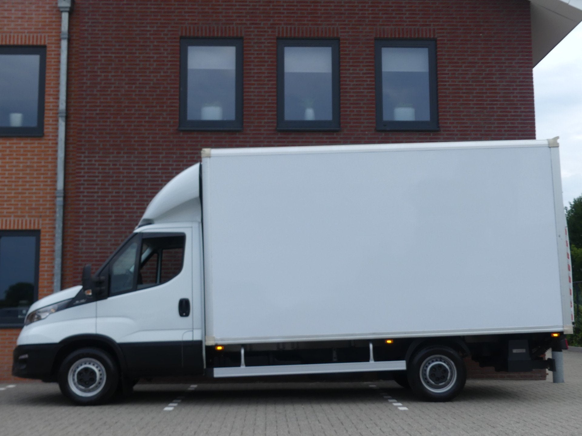 Iveco Daily 35S14V 2.3 410 Meubelbak Laadklep Zijdeur Luchtv, Auto's, Bestelauto's, Gebruikt, Euro 6, Iveco, Electronic Stability Program (ESP)