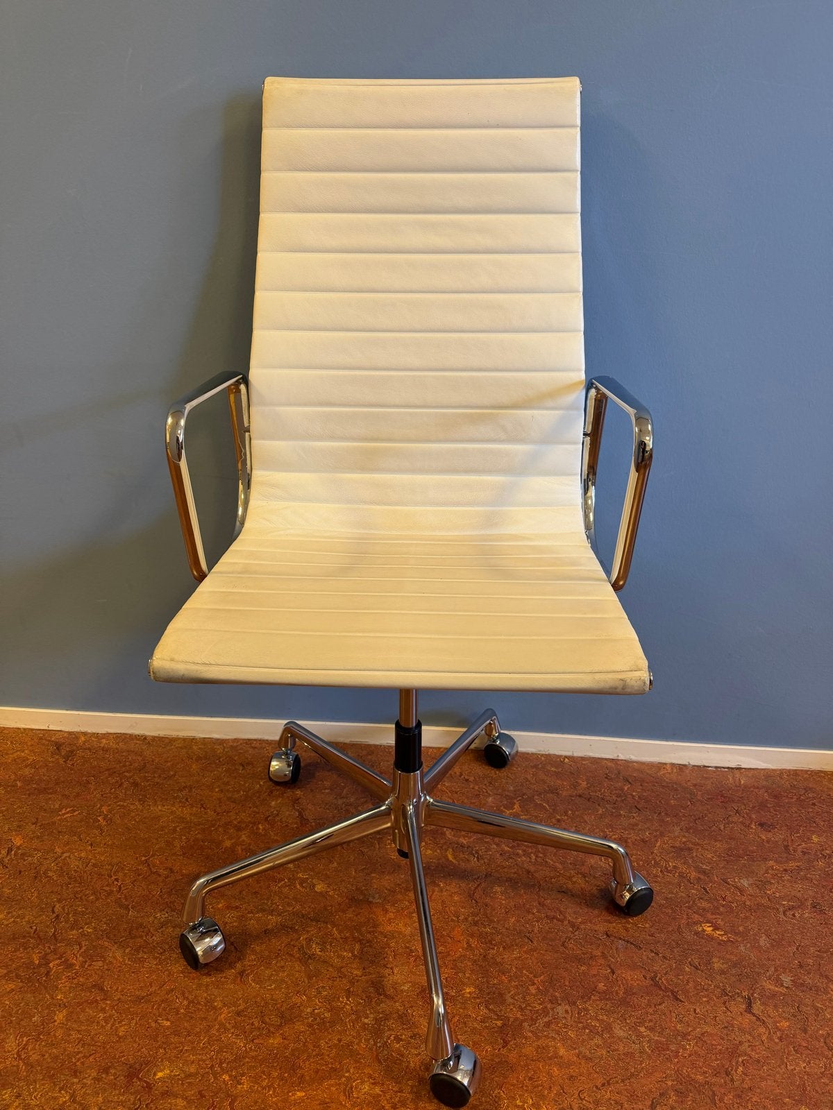 Vitra Eames EA119 Bureaustoel - Wit Leer, Gebruikt, Wit, Ophalen of Verzenden, Bureaustoel