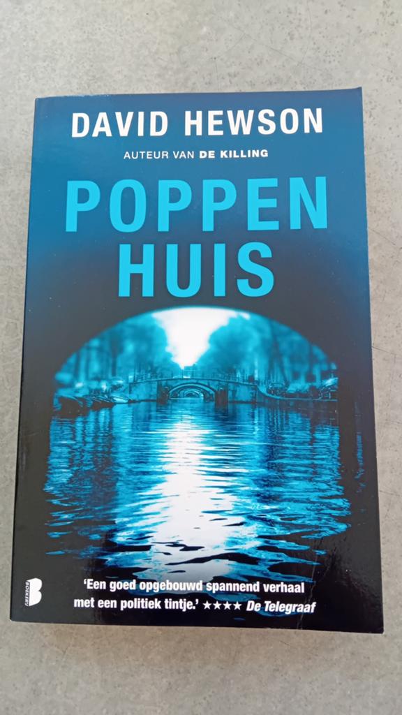 David Hewson - Poppenhuis, Boeken, Thrillers, Zo goed als nieuw, Ophalen of Verzenden