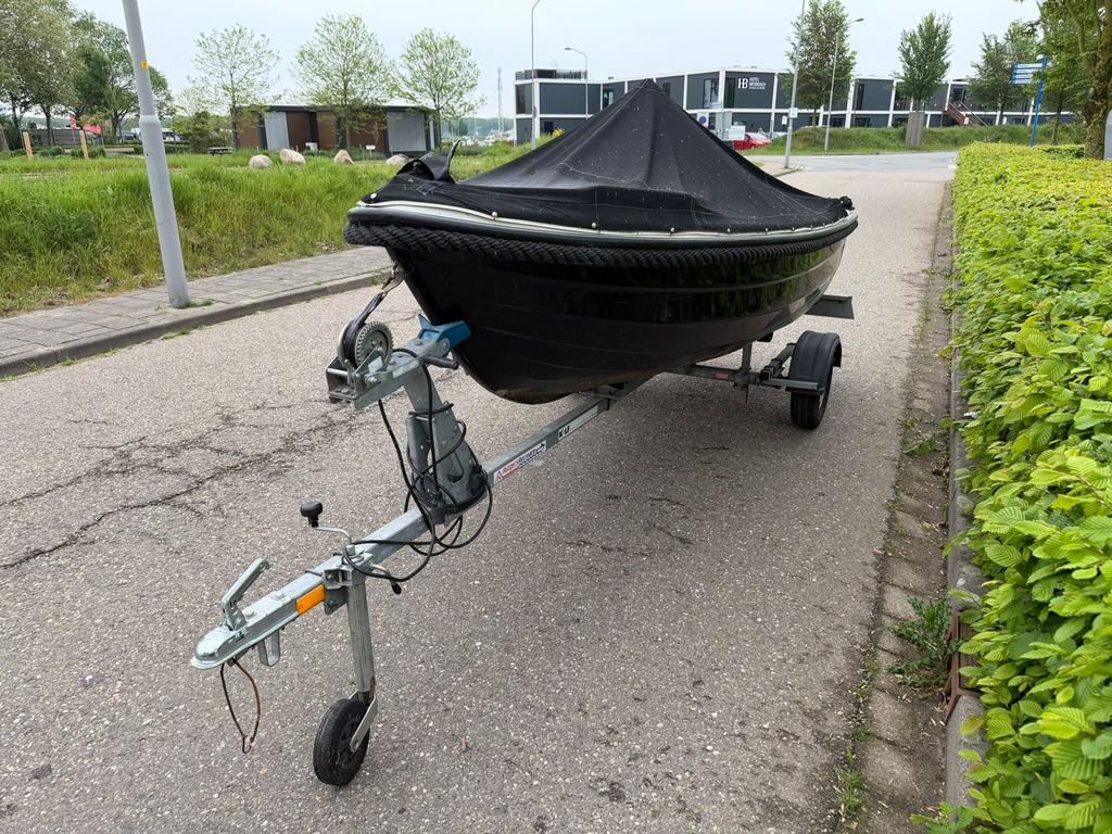 Remus 390 Zwarte Sloep met Trailer - Perfect voor Recreatie, Watersport en Boten, Ophalen, Gebruikt, Overige brandstoffen, Buitenboordmotor
