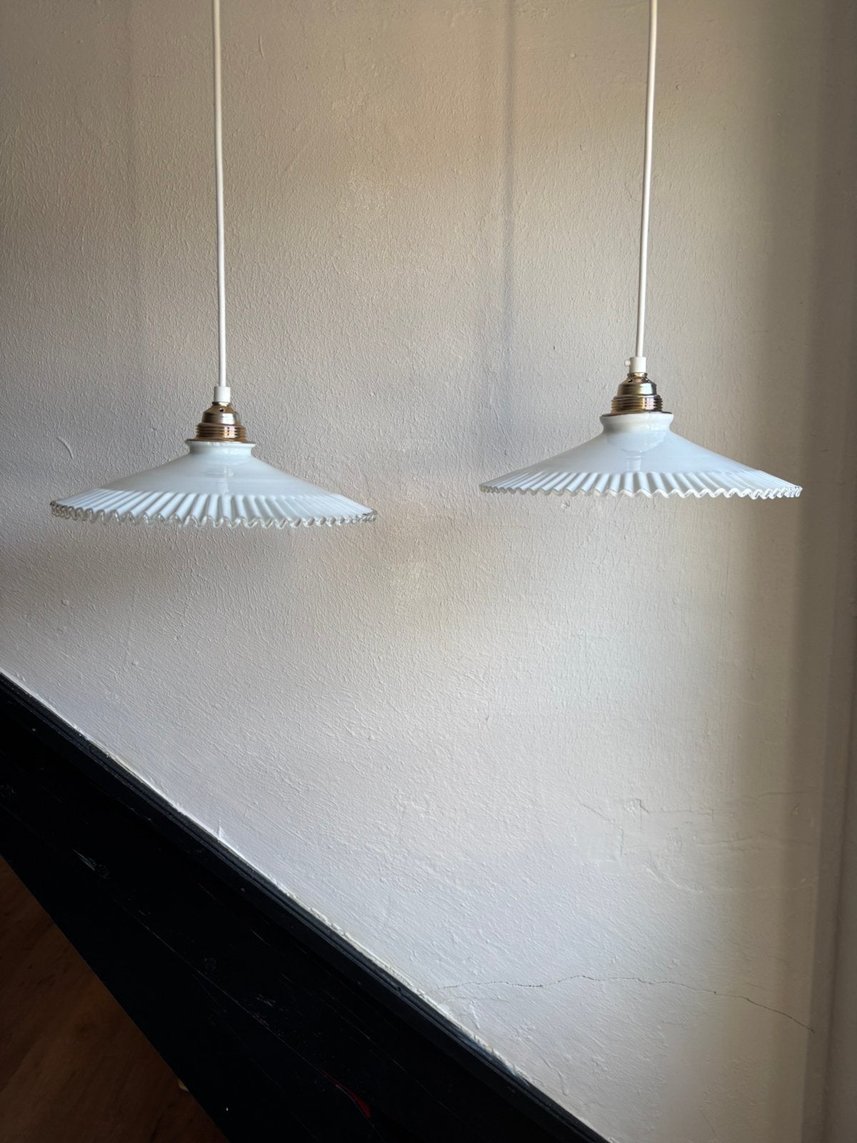 Vintage 2 set Franse wit melkglas glazen kartel hanglamp, Ophalen of Verzenden, Glas, Minder dan 50 cm