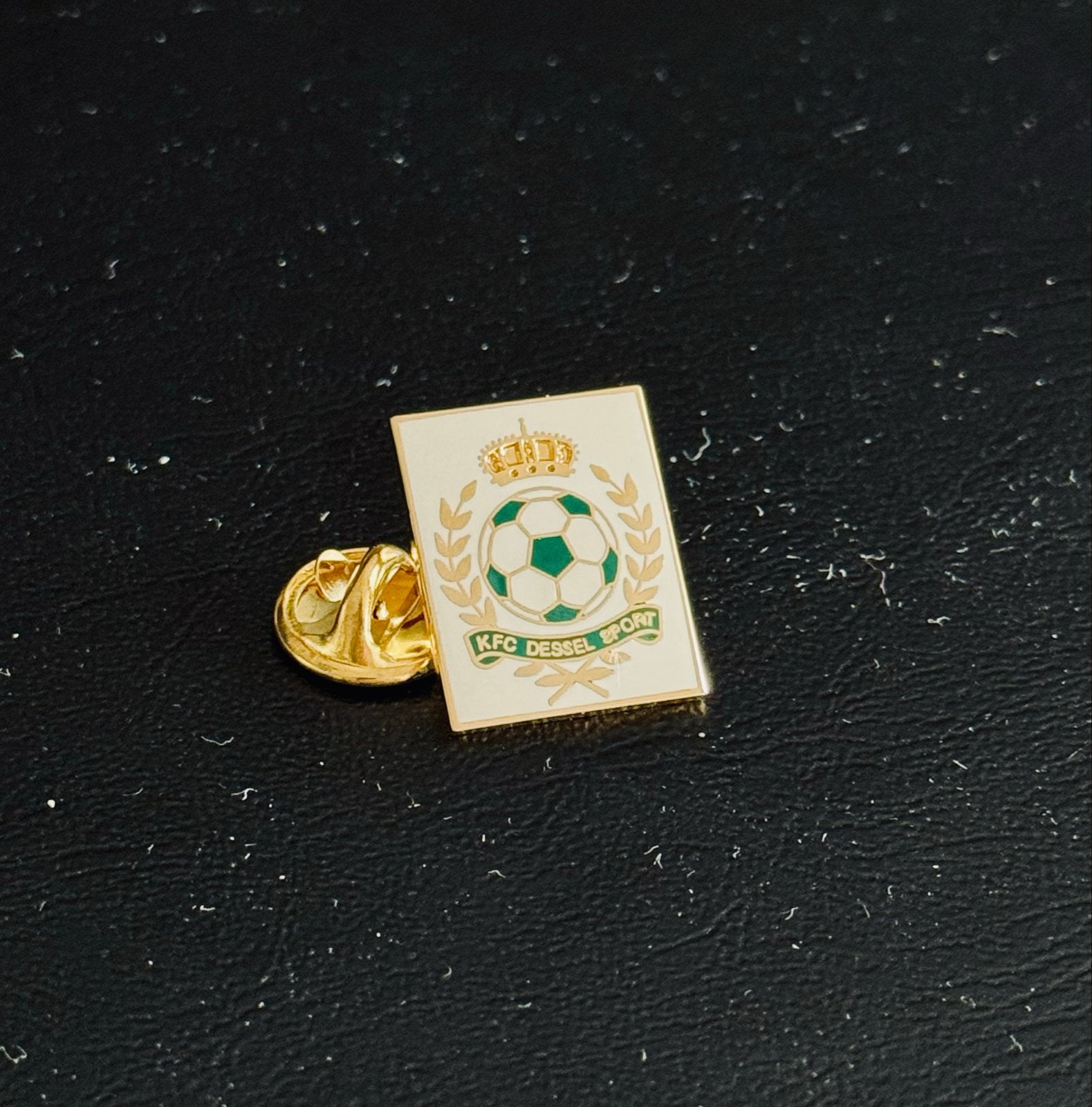 KFC Dessel Sport Voetbalclub Speldje Pin Badge, Ophalen of Verzenden, Zo goed als nieuw, Buitenlandse clubs, Overige typen
