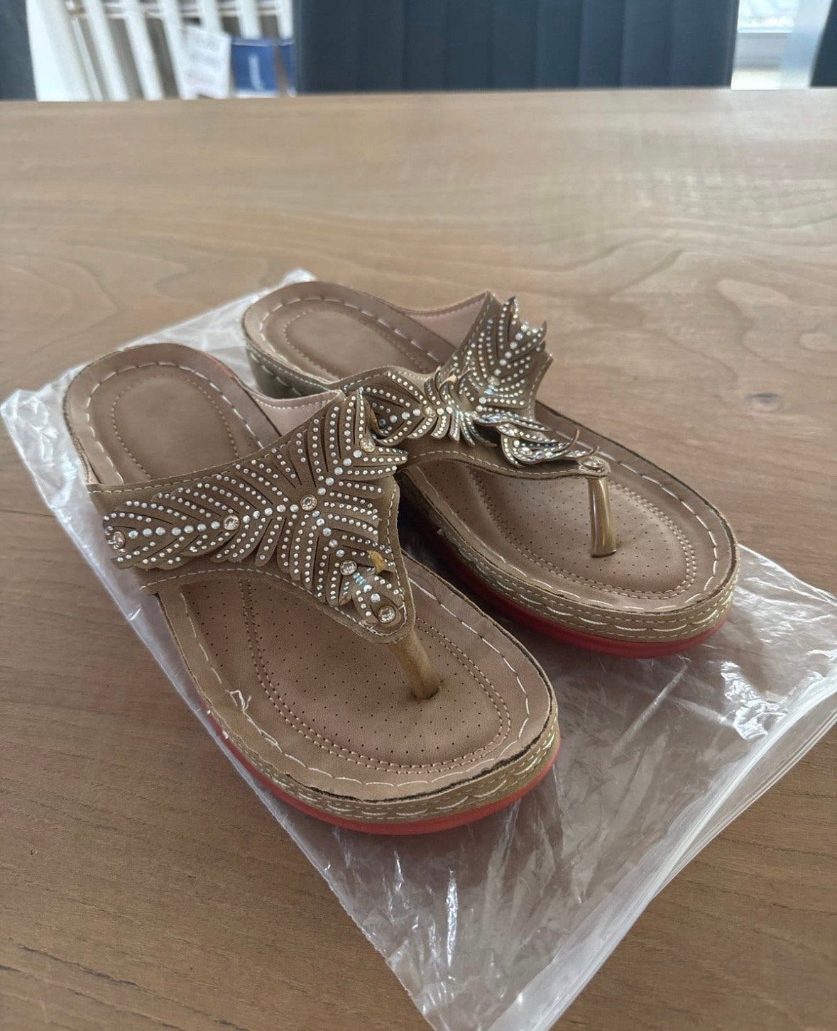 Dames Slippers Maat 37 - Bruin met Strass, Ophalen of Verzenden, Zo goed als nieuw, Bruin, Slippers