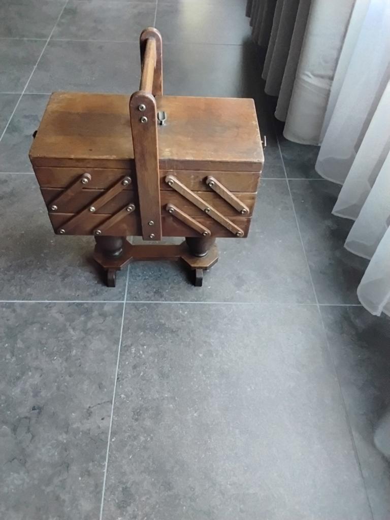 Antieke naaidoos, Ophalen