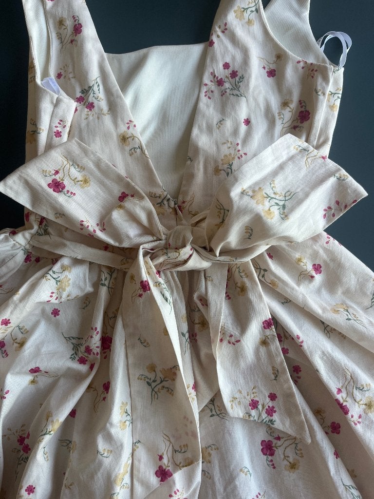 Zomerjurk met bloemenprint en strikdetail, Ophalen of Verzenden, Nieuw, Meerkleurig, Onder de knie