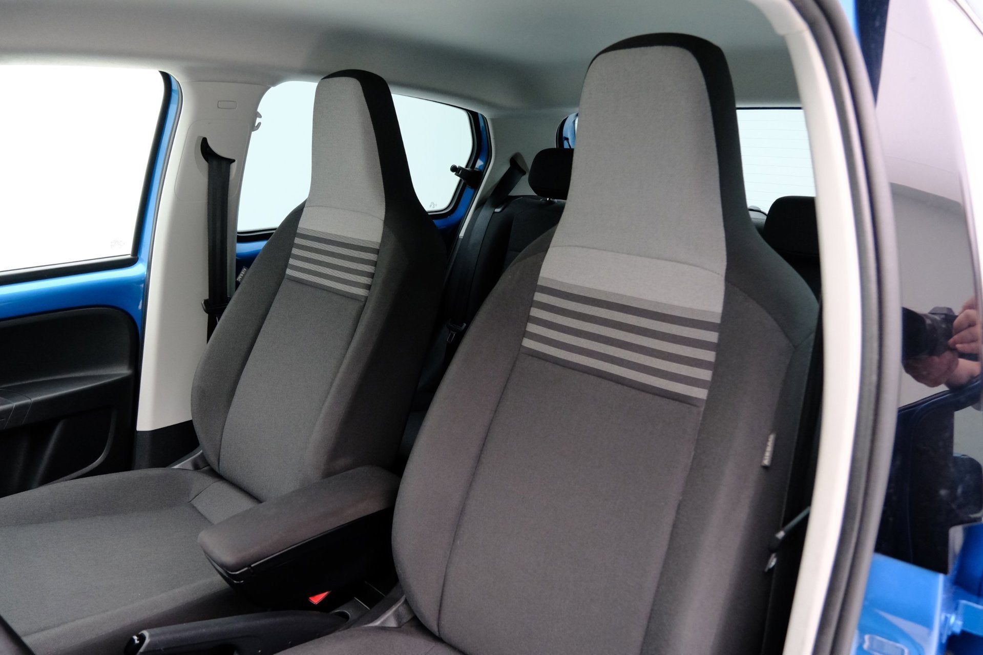 Foto 23 van Volkswagen Up! 1.0 R-Line 5-drs Airco|17" LMV|Zwart dak|PDC