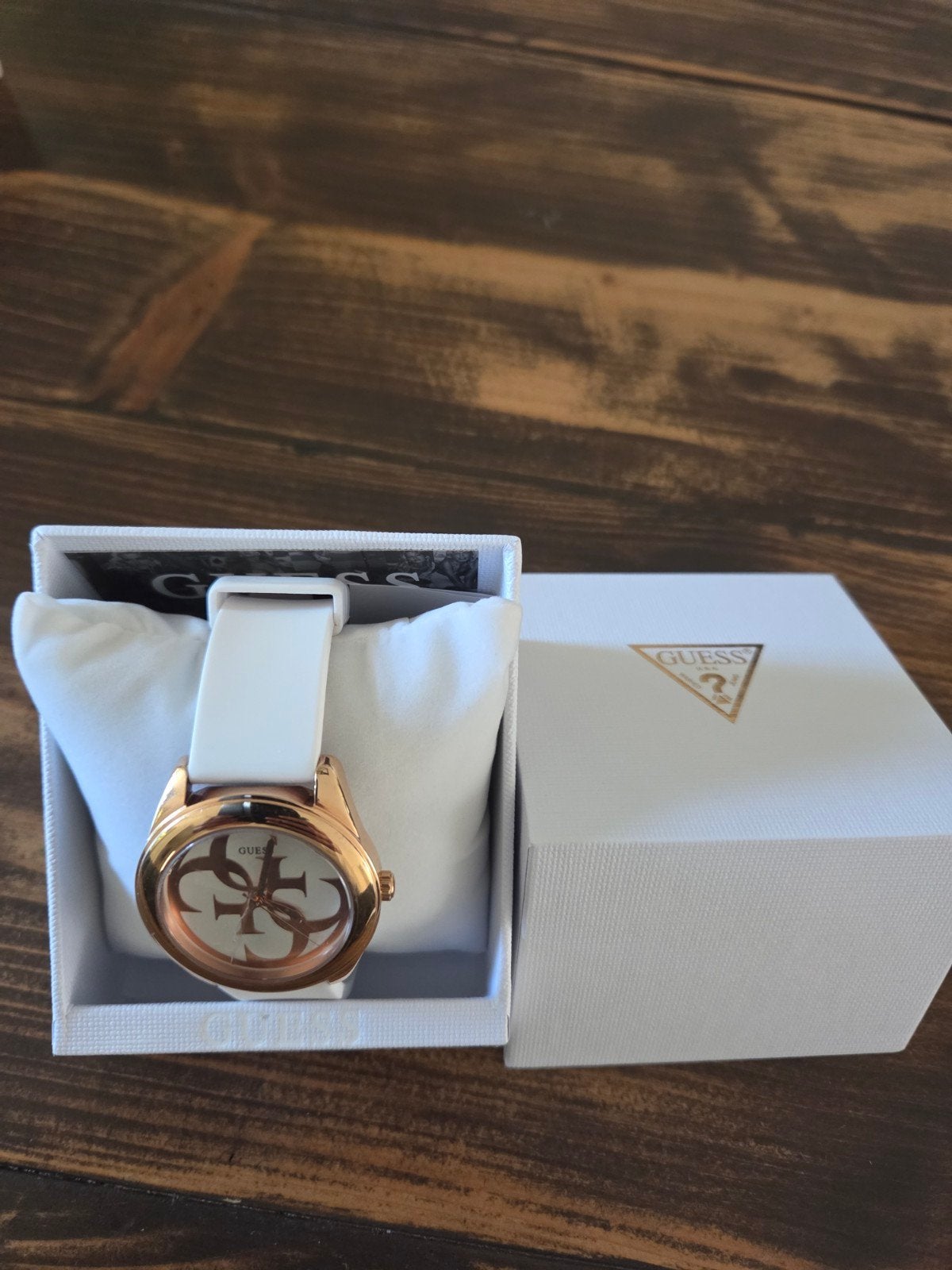 Guess horloge wit met kleine glasbeachadiging, Ophalen, Polshorloge, Kunststof, Guess