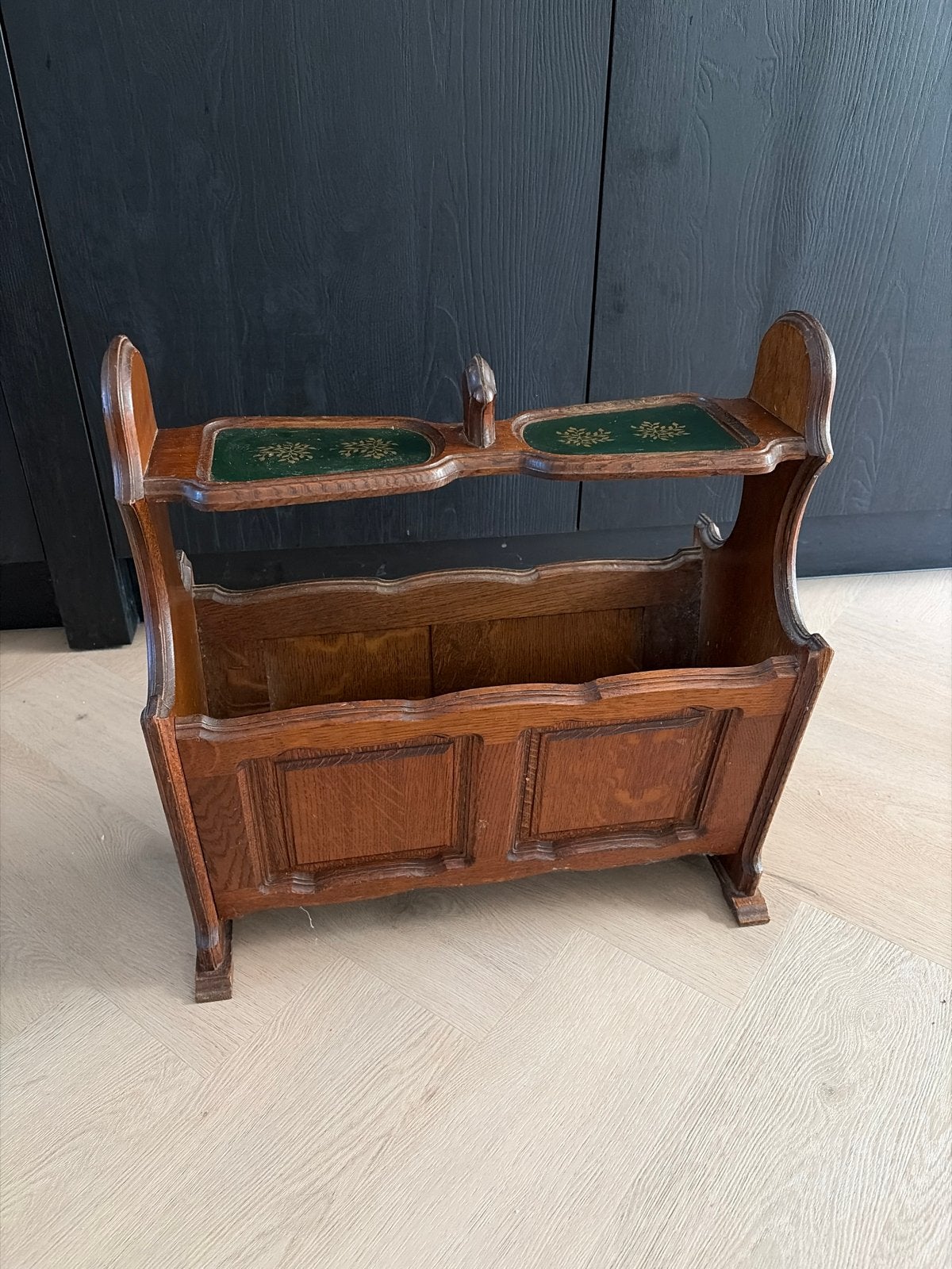 Antieke houten krantenbak met groen lederen details, Huis en Inrichting, Woonaccessoires | Krantenbakken en Lectuurbakken, Ophalen