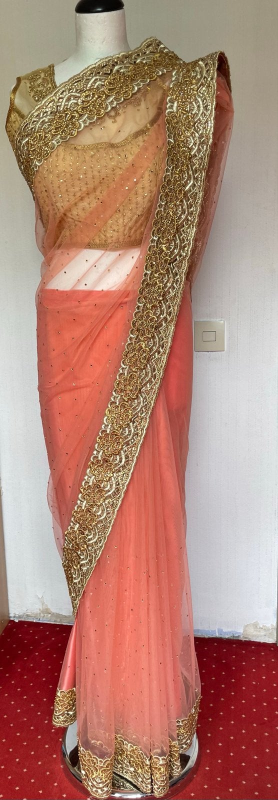 Elegante Indiase Sari met Gedetailleerd Gouden Borduurwerk, Kleding | Dames, Ophalen of Verzenden, Nieuw