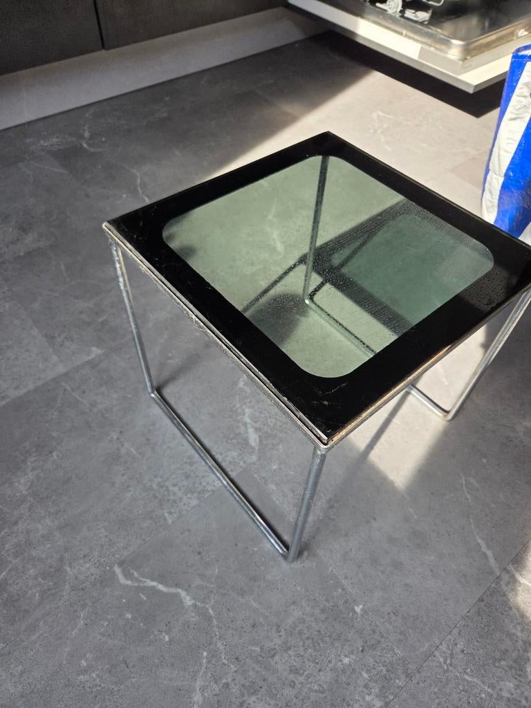 Compact en stijlvol bijzettafeltje met glasplaat, Ophalen, Minder dan 45 cm, Minder dan 55 cm, Gebruikt