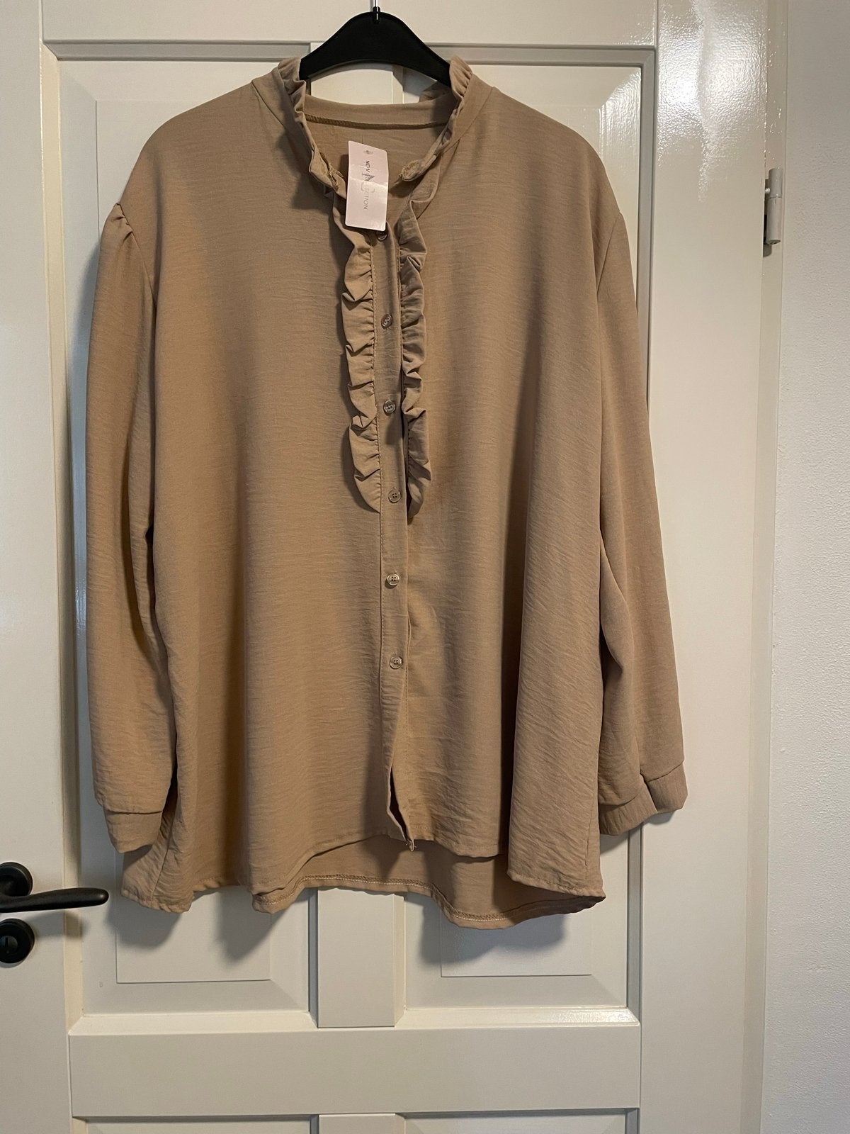 Mooie blouse met ruches, maat 50 t/m 56 nieuw, Ophalen of Verzenden, Nieuw, Beige, Blouse of Tuniek