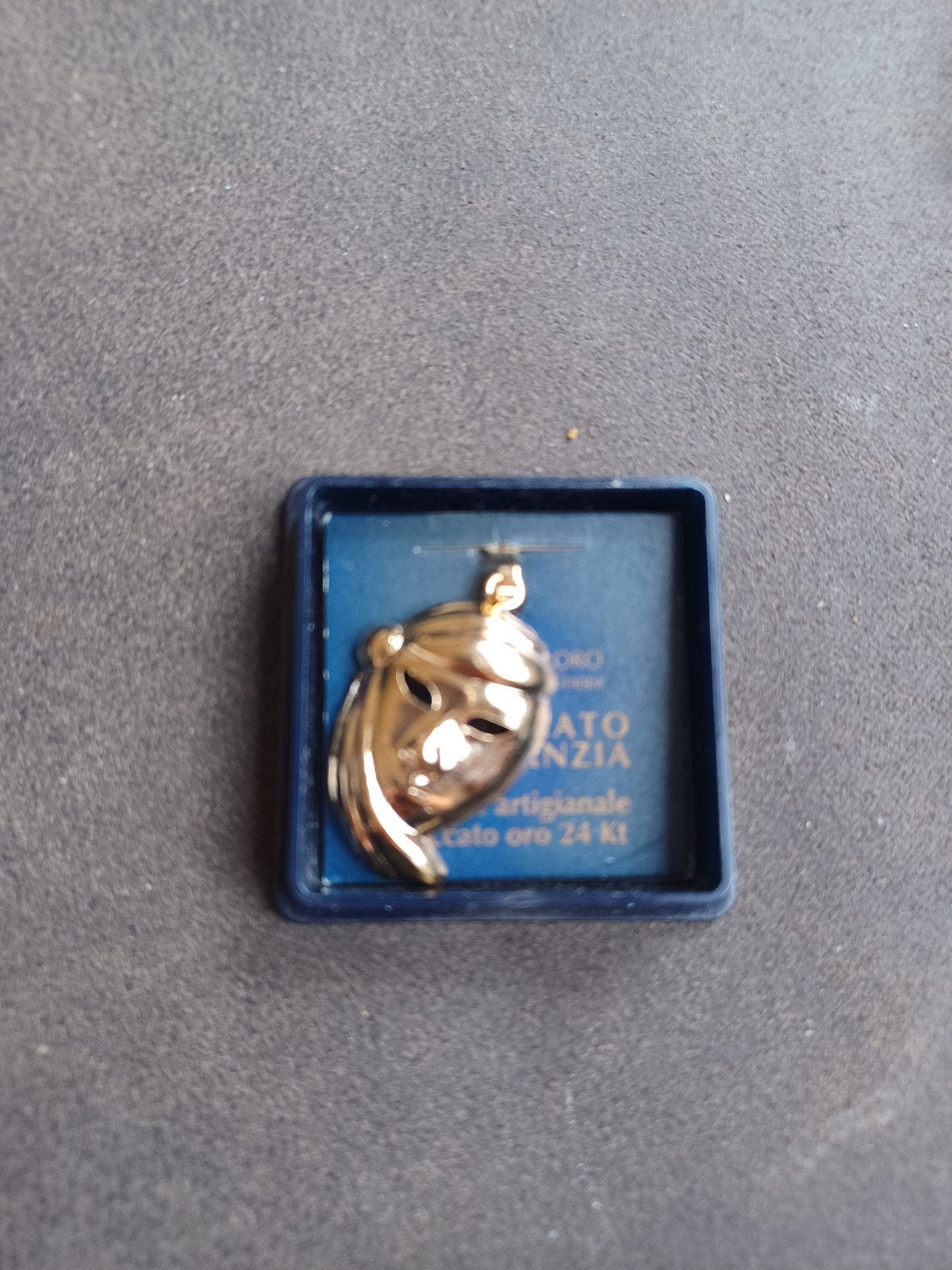 Goudkleurige Venetiaanse Masker Hanger - 24 Kt Verguld, Overige materialen, Overige voorstellingen, Verzenden, Nieuw