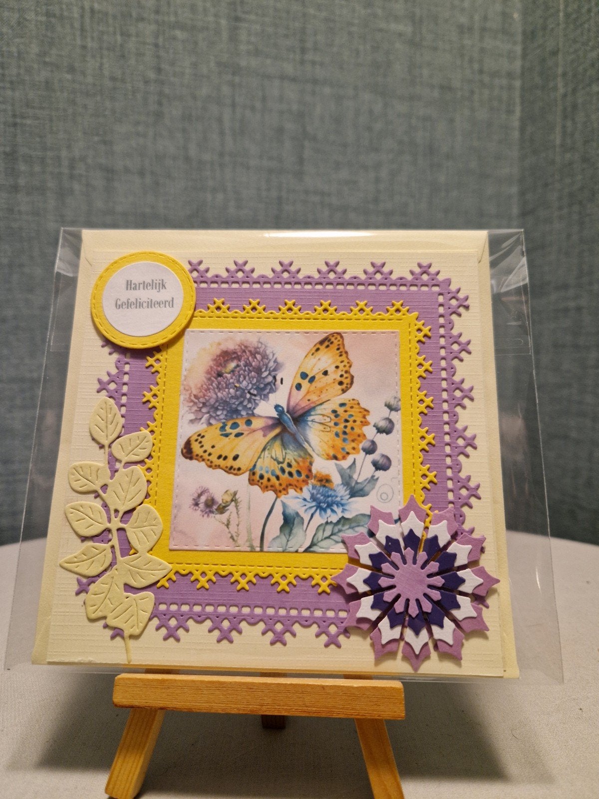 Kaartje verjaardag gele vlinder met bloemen, Ophalen of Verzenden, Nieuw, Overige thema's