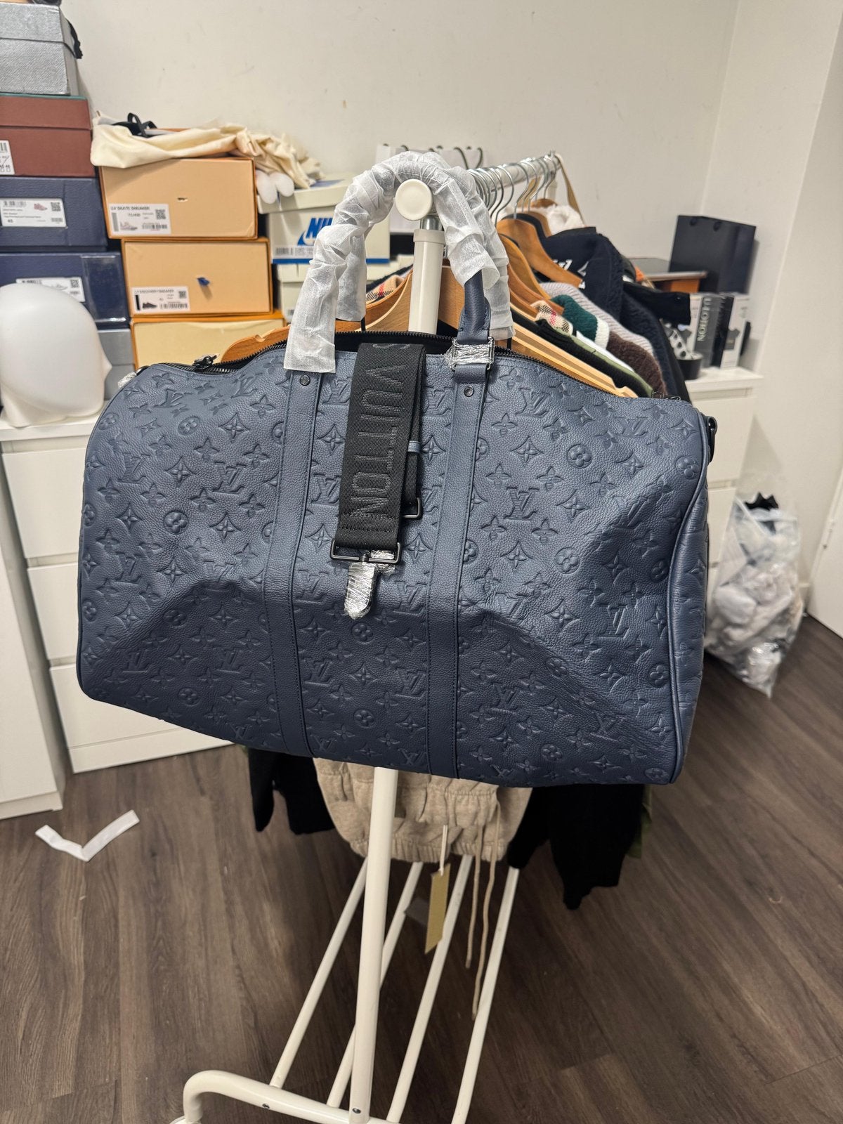 Louis Vuitton Keepall Bandoulière 50 Monogram Shadow leather, Sieraden, Tassen en Uiterlijk, Tassen | Reistassen en Weekendtassen