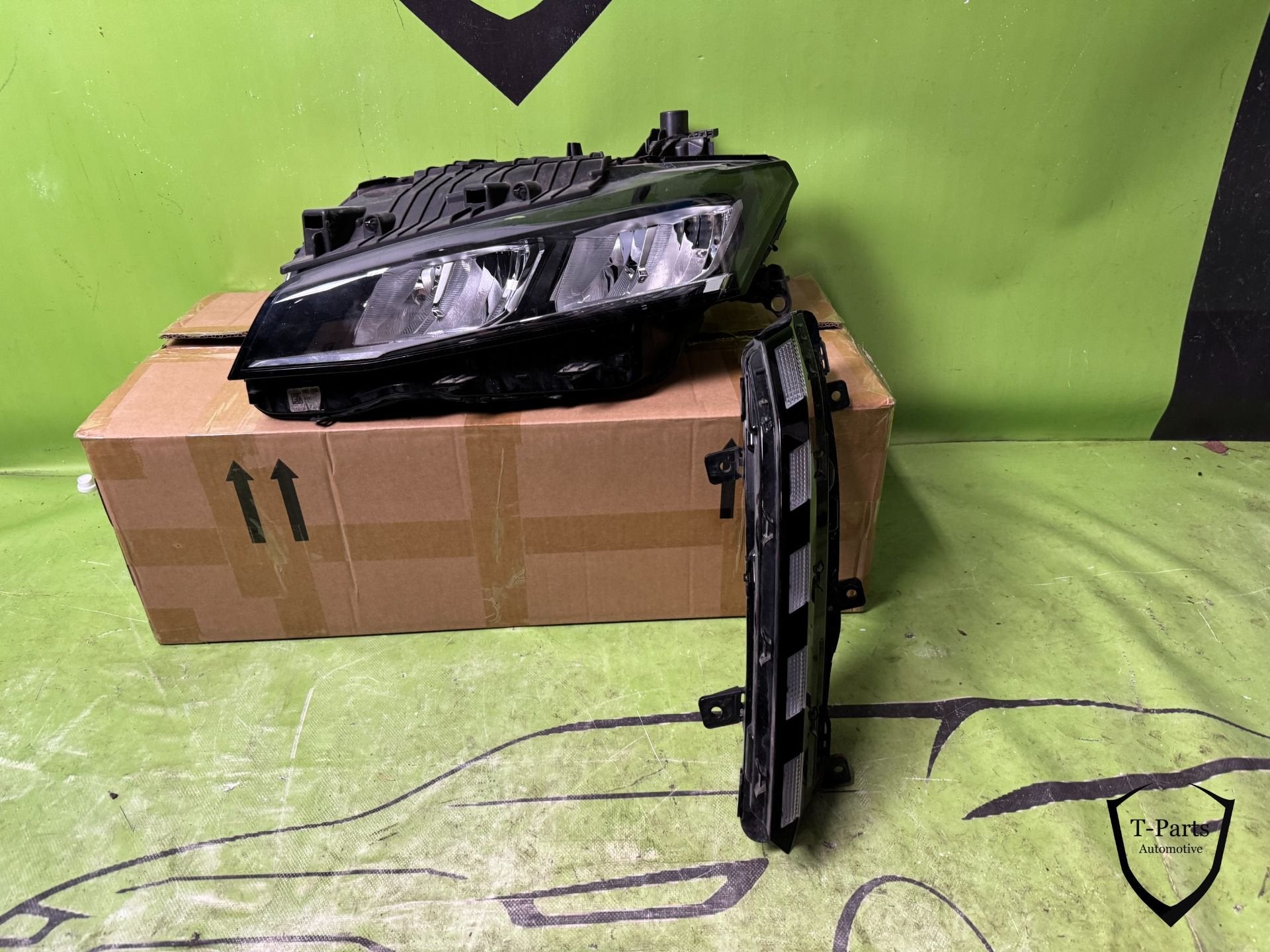 peugeot 308 koplamp links 98516733 lamp 98516733, Taurusavenue 1
2132 LS  Hoofddorp, NL, Gebruikt, Contact.group@renault.com, Stellantis N.V.