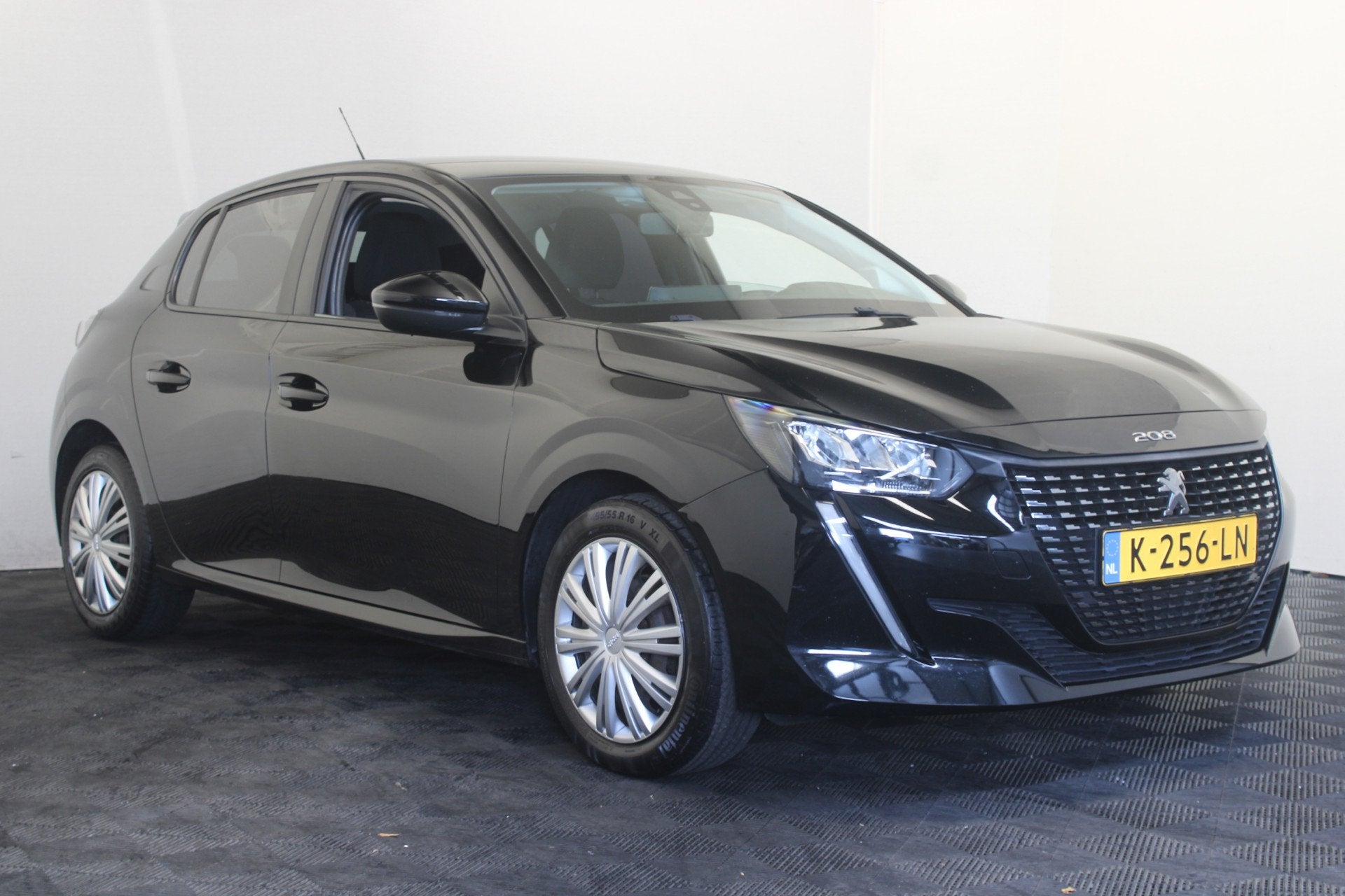 Peugeot 208 1.2 PureTech Blue Lease Active (bj 2021), Auto's, Voorwielaandrijving, Stof, 1199 cc, Zwart