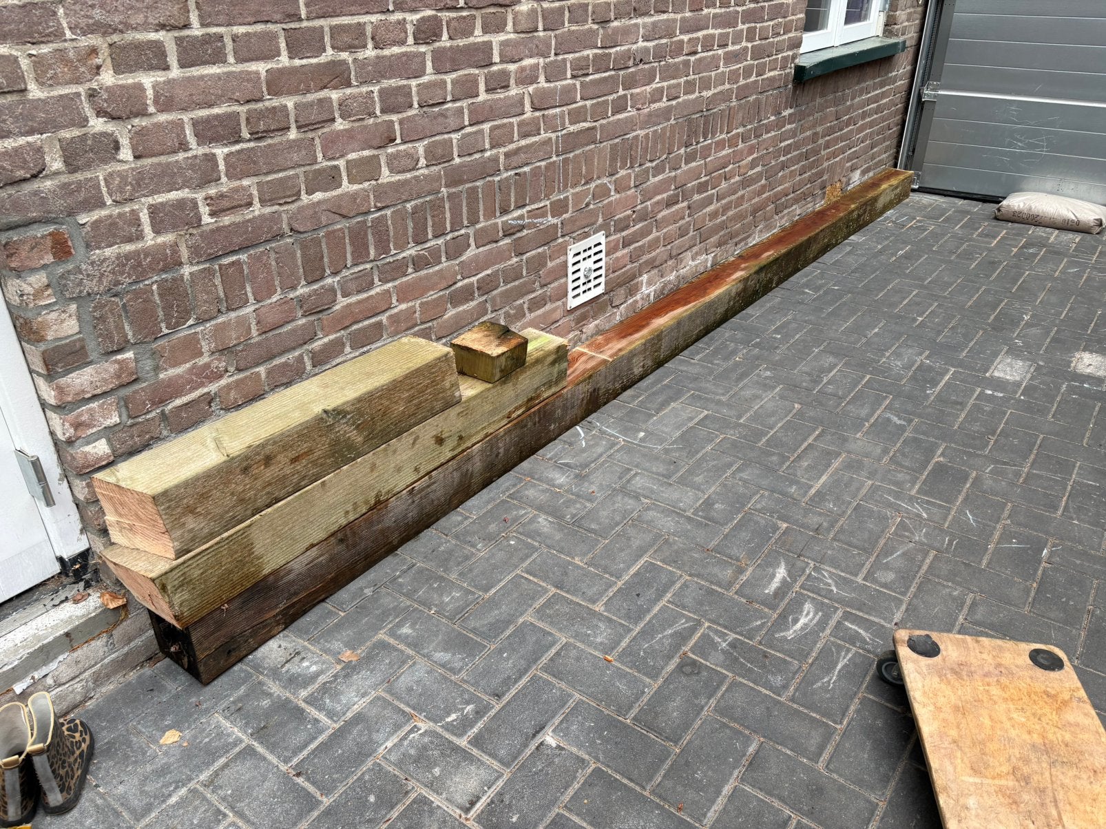 Gratis: Douglas palen 6,5 meter - 14,5x14,5 cm, Doe-het-zelf en Verbouw, Hout en Planken, Ophalen, 50 mm of meer, Balk, Minder dan 200 cm