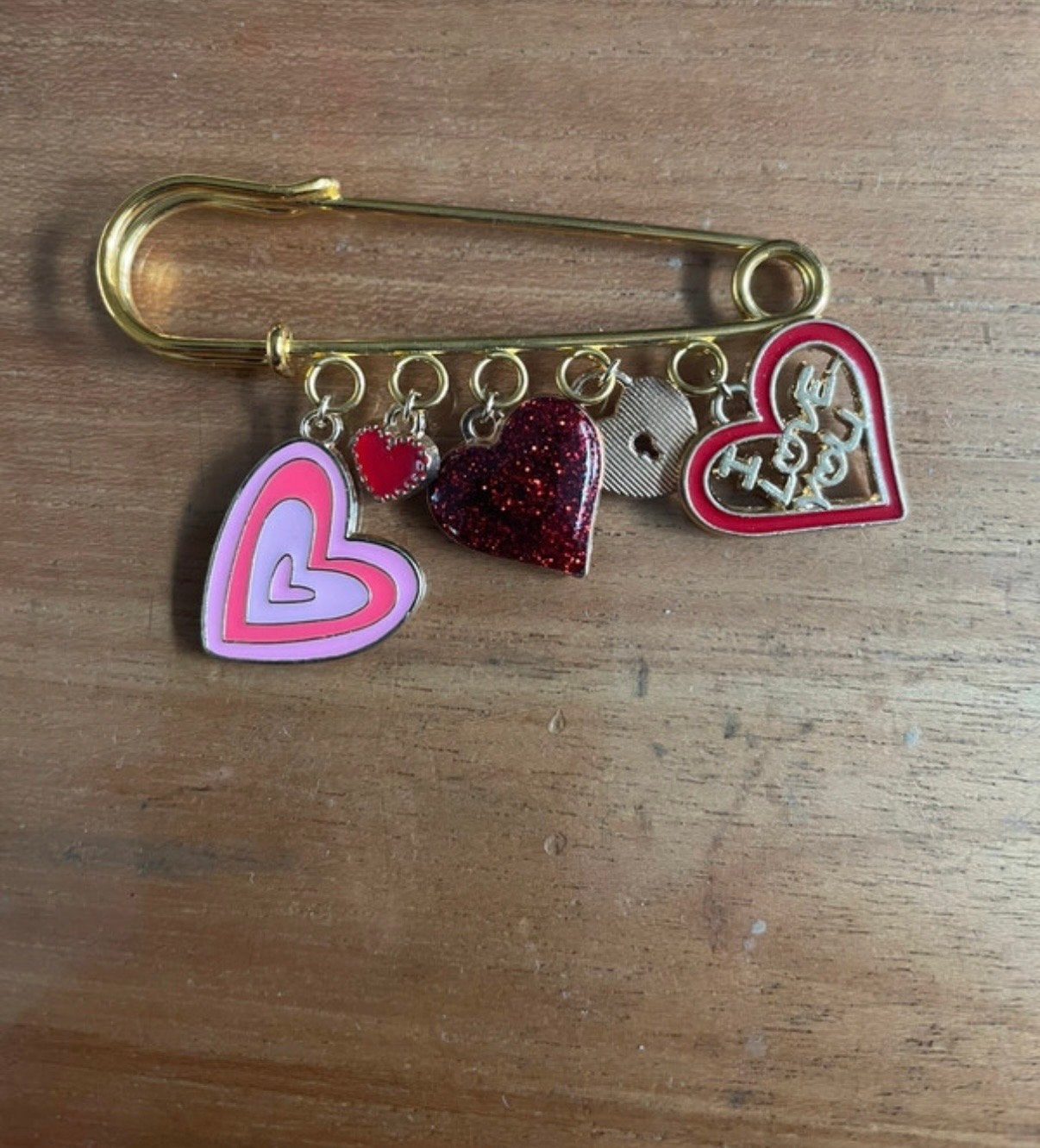 Broche met 5 hartjes bedeltjes, Overige materialen, 4 tot 7 cm, Ophalen of Verzenden, Zo goed als nieuw