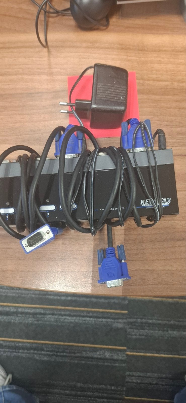 Newstar VGA Switch/Splitter met adapter en kabels, Computers en Software, Pc- en Netwerkkabels, Ophalen