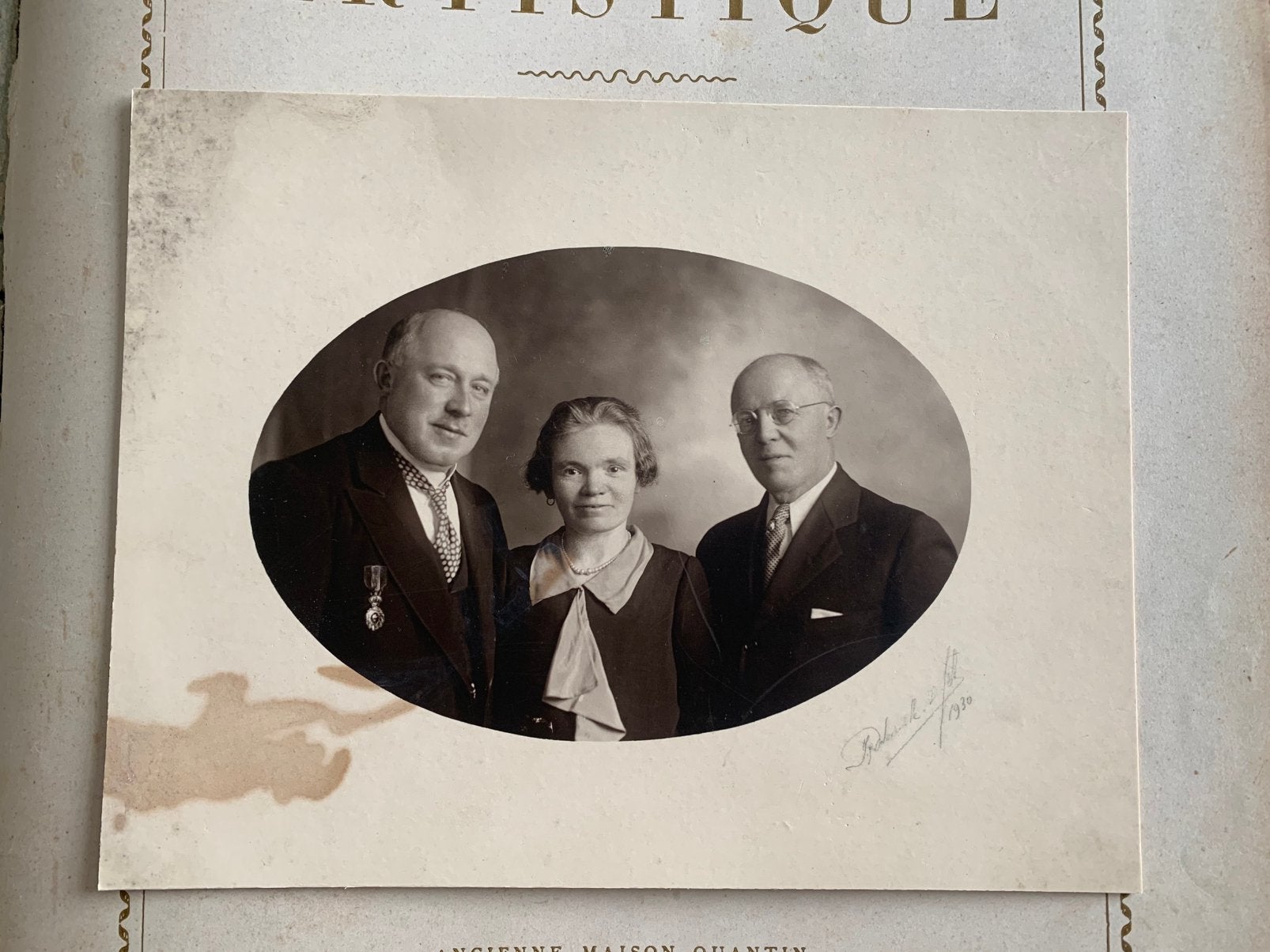 1930 Grote foto - Dame en twee heren, Gebruikt, Foto, Ophalen of Verzenden, Voor 1940