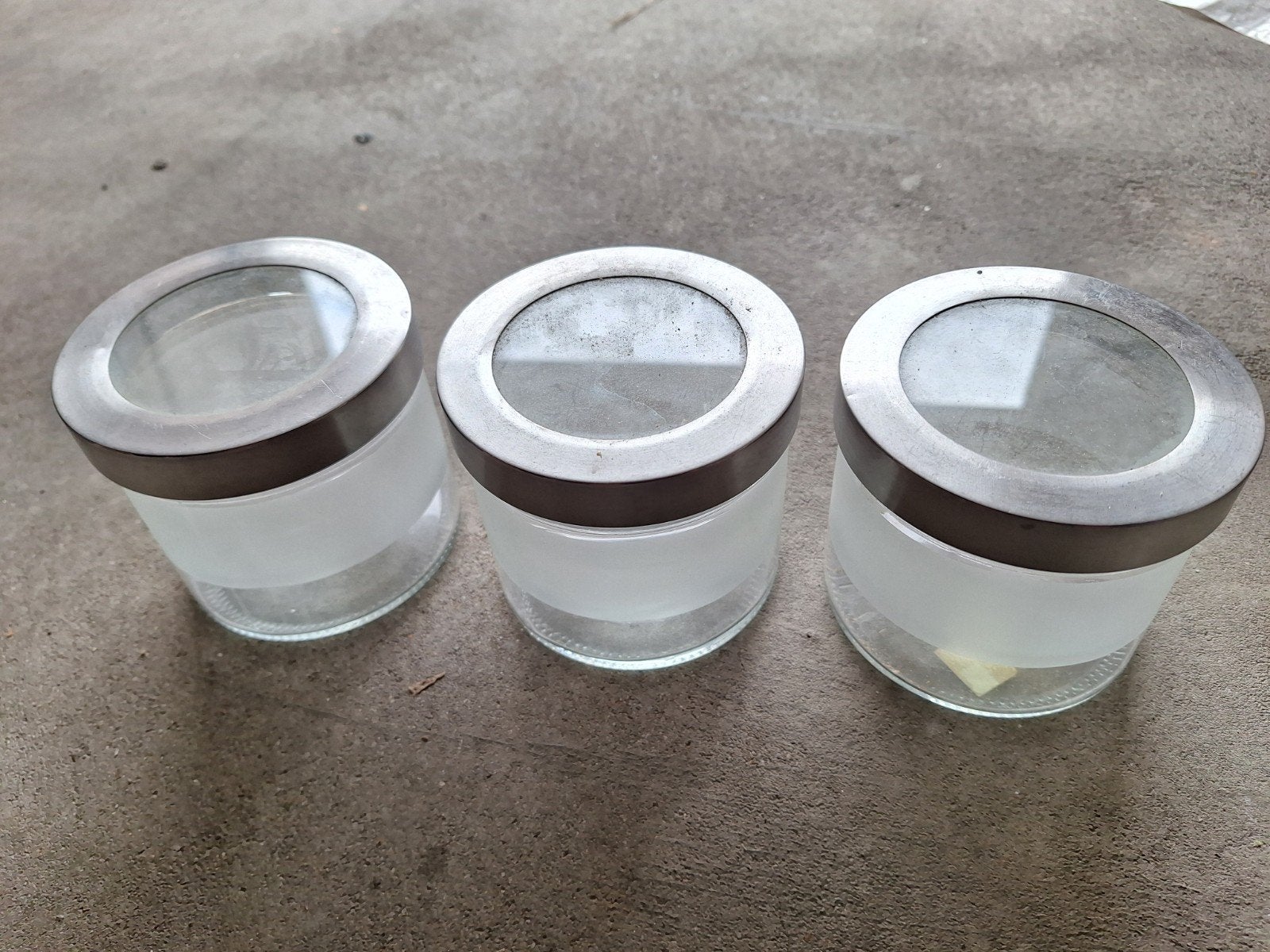 drie glazen potjes met deksel, Ophalen