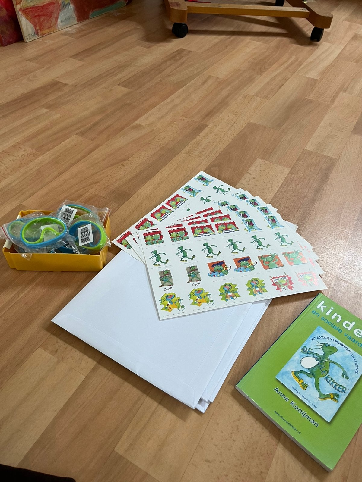 De coole kikker armbanden boek stickers nieuwstaat, A.D. Kooijman, Ophalen of Verzenden, Ontwikkelingspsychologie, Zo goed als nieuw