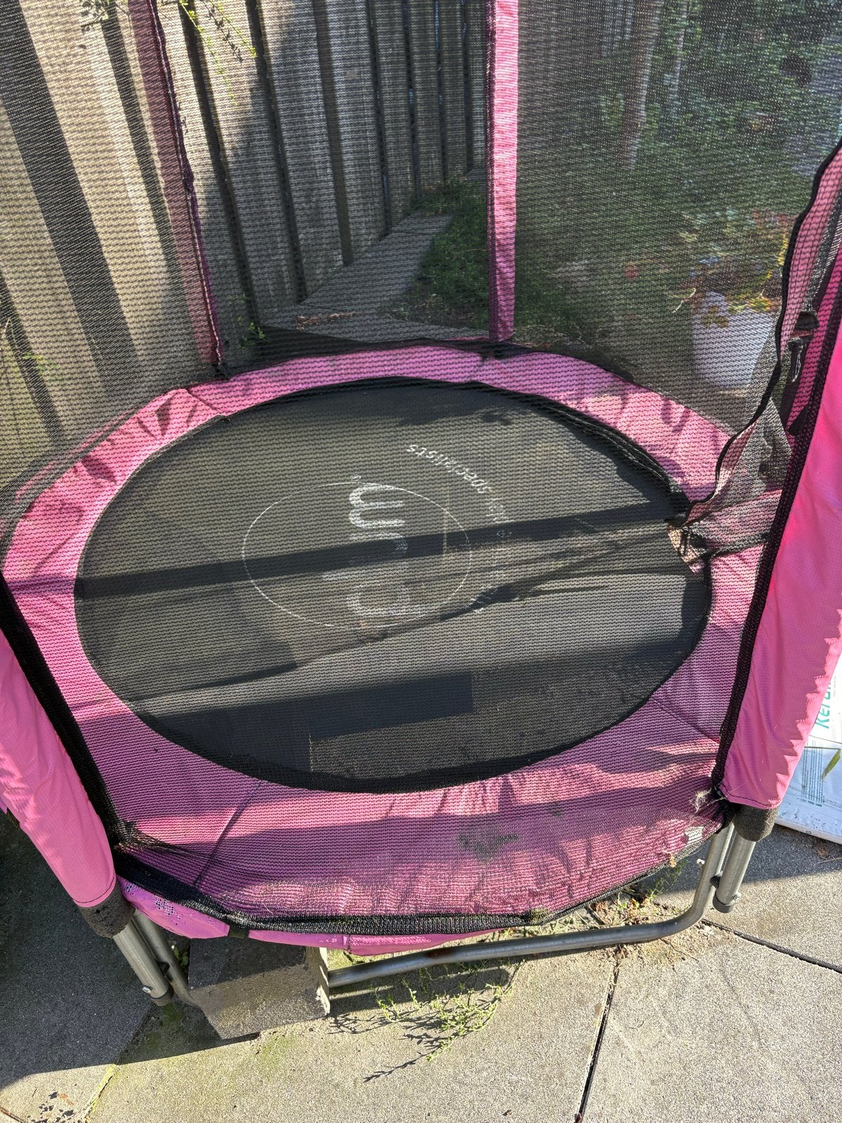 Roze trampoline met veiligheidsnet, klaar voor ronde 2, Ophalen, Gebruikt