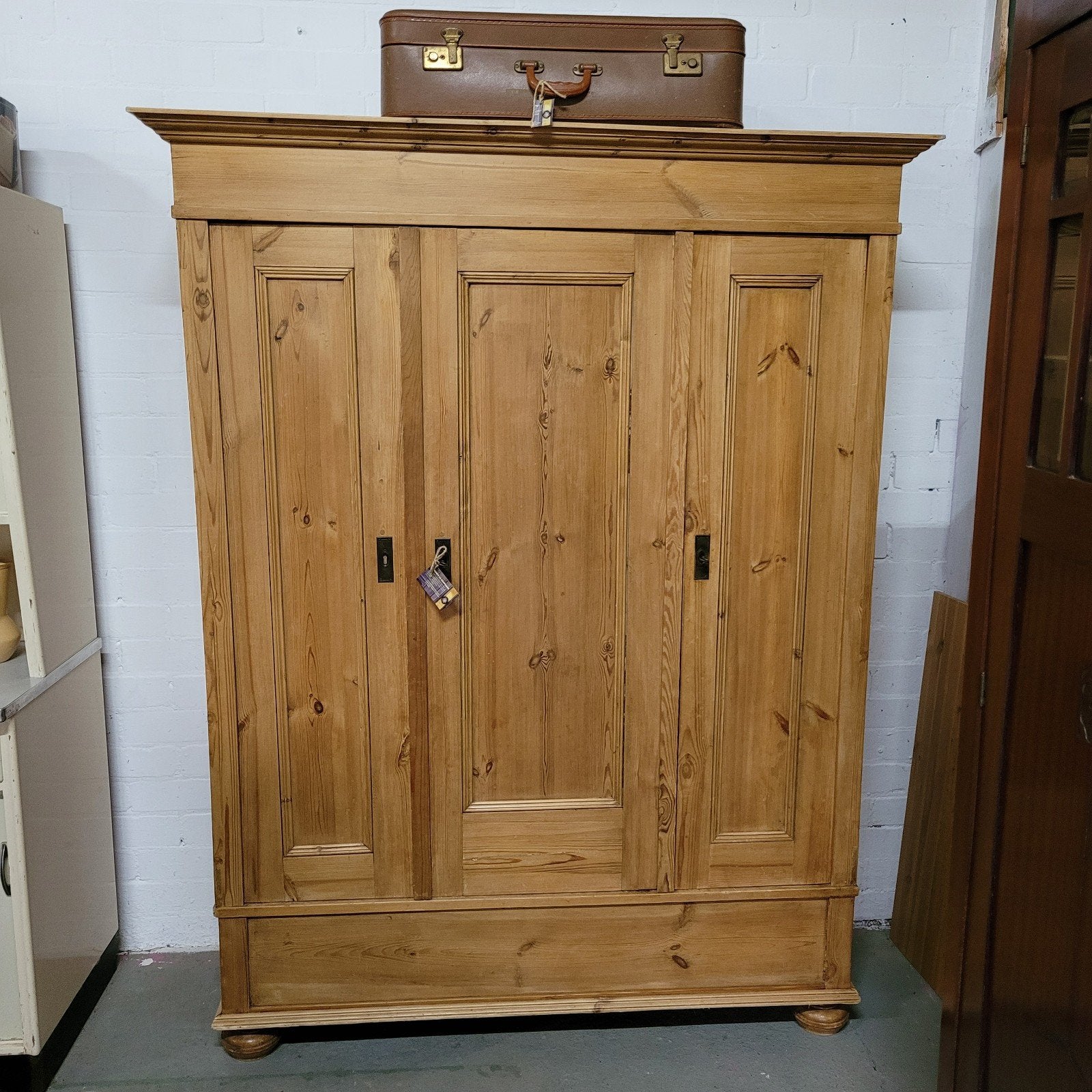 Brocante oude grenen driedeurskast servieskast kledingkast, Ophalen