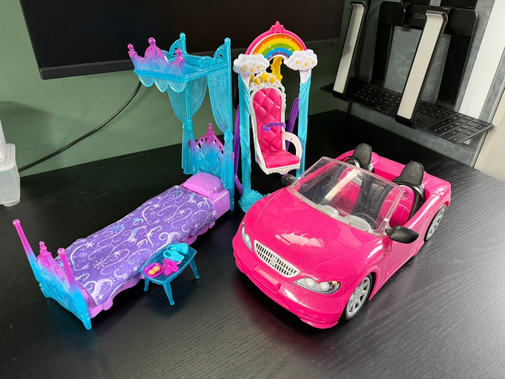 Barbies met auto, bed, schommel en accessoires, Ophalen, Gebruikt, Toebehoren