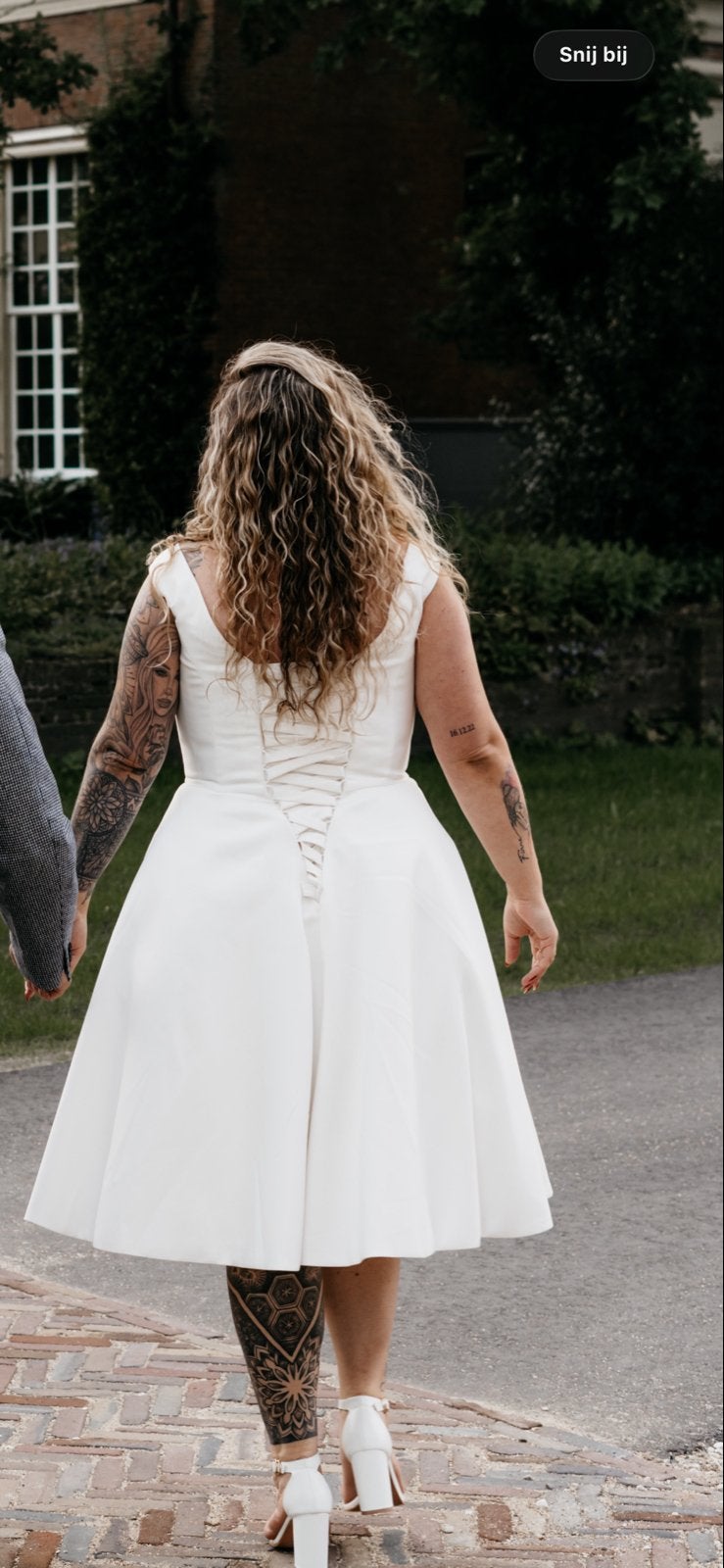 Elegante korte trouwjurk met vetersluiting/corset, Kleding | Dames, Trouwkleding en Trouwaccessoires, Ophalen, Zo goed als nieuw