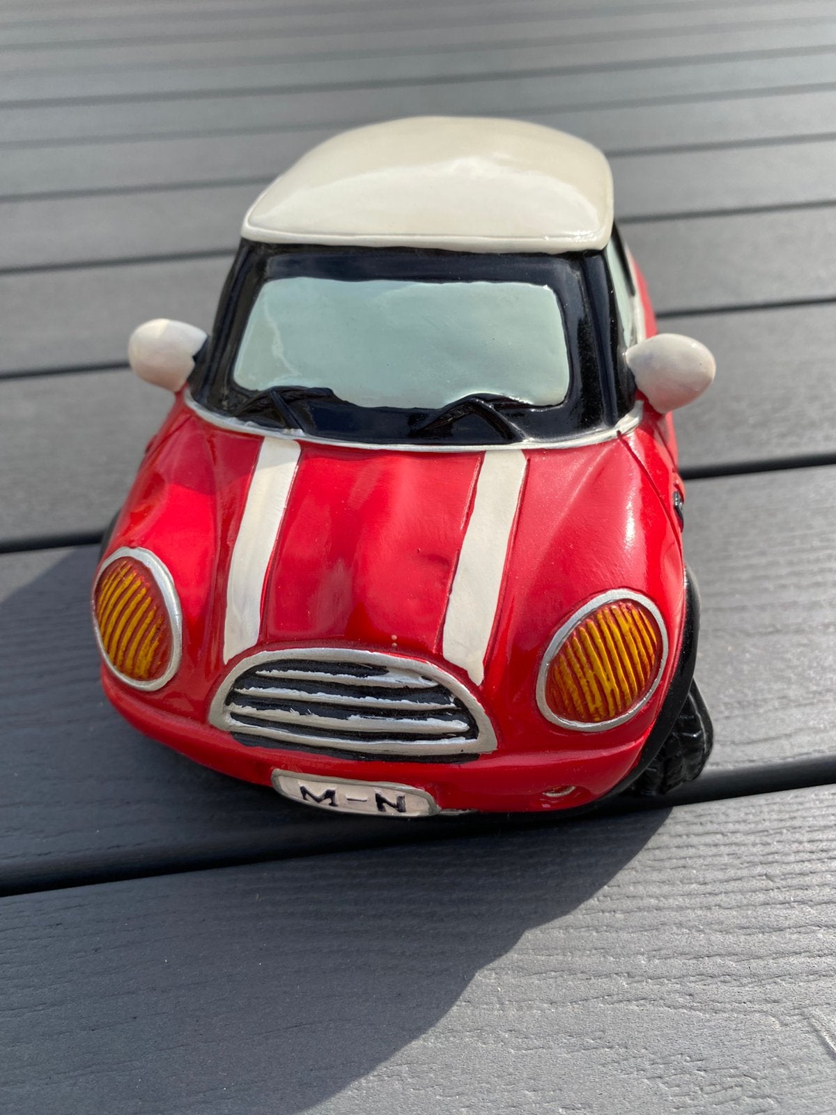Keramieken Mini Cooper spaarpot, rood met wit dak, Ophalen of Verzenden, Zo goed als nieuw, Steen, Aardewerk of Keramiek, Vervoermiddel