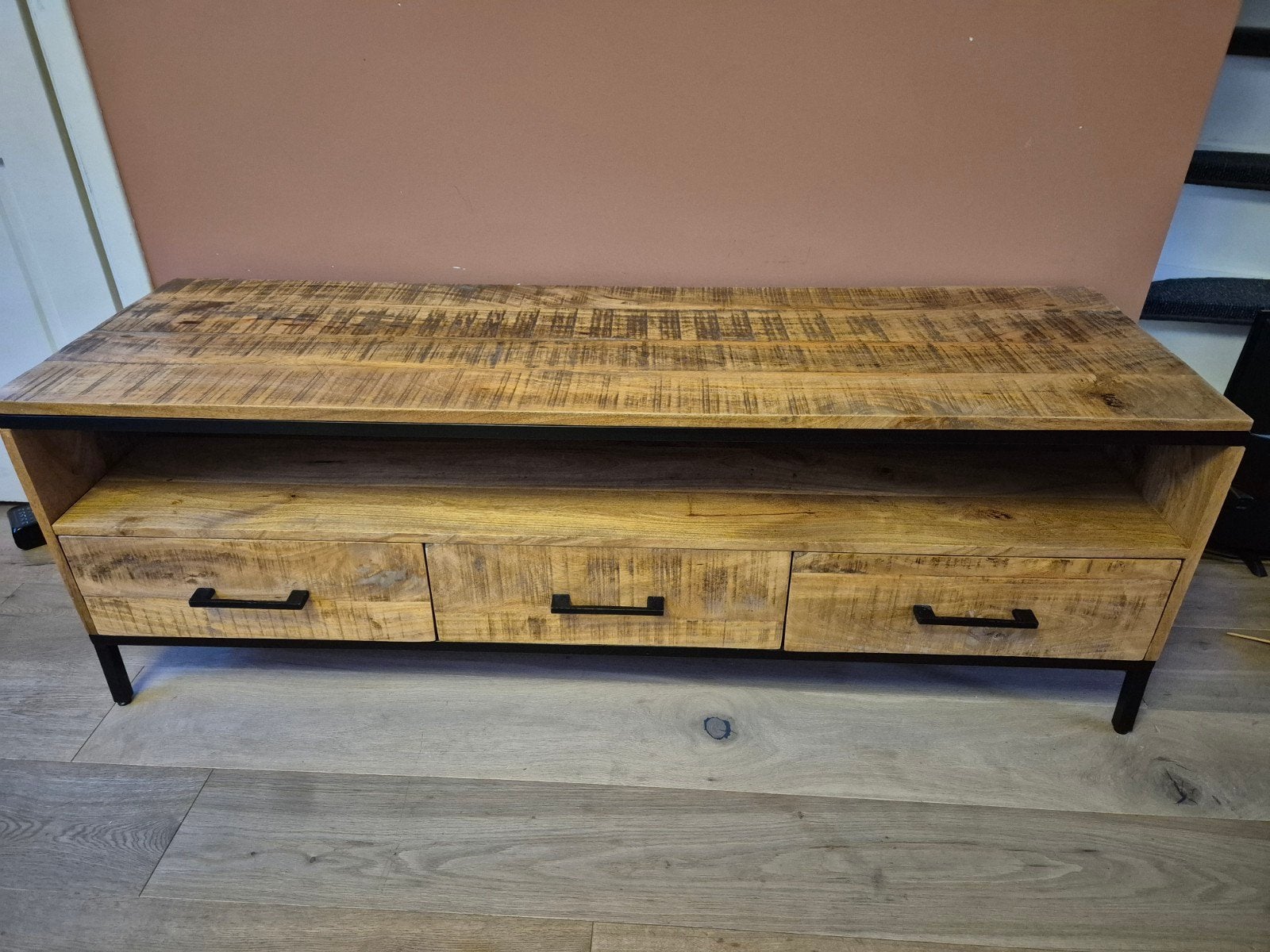 TV-meubel Trevor Leen Bakker - Mangohout 145x45x51 cm, Gebruikt, 100 tot 150 cm, Ophalen of Verzenden, Minder dan 100 cm