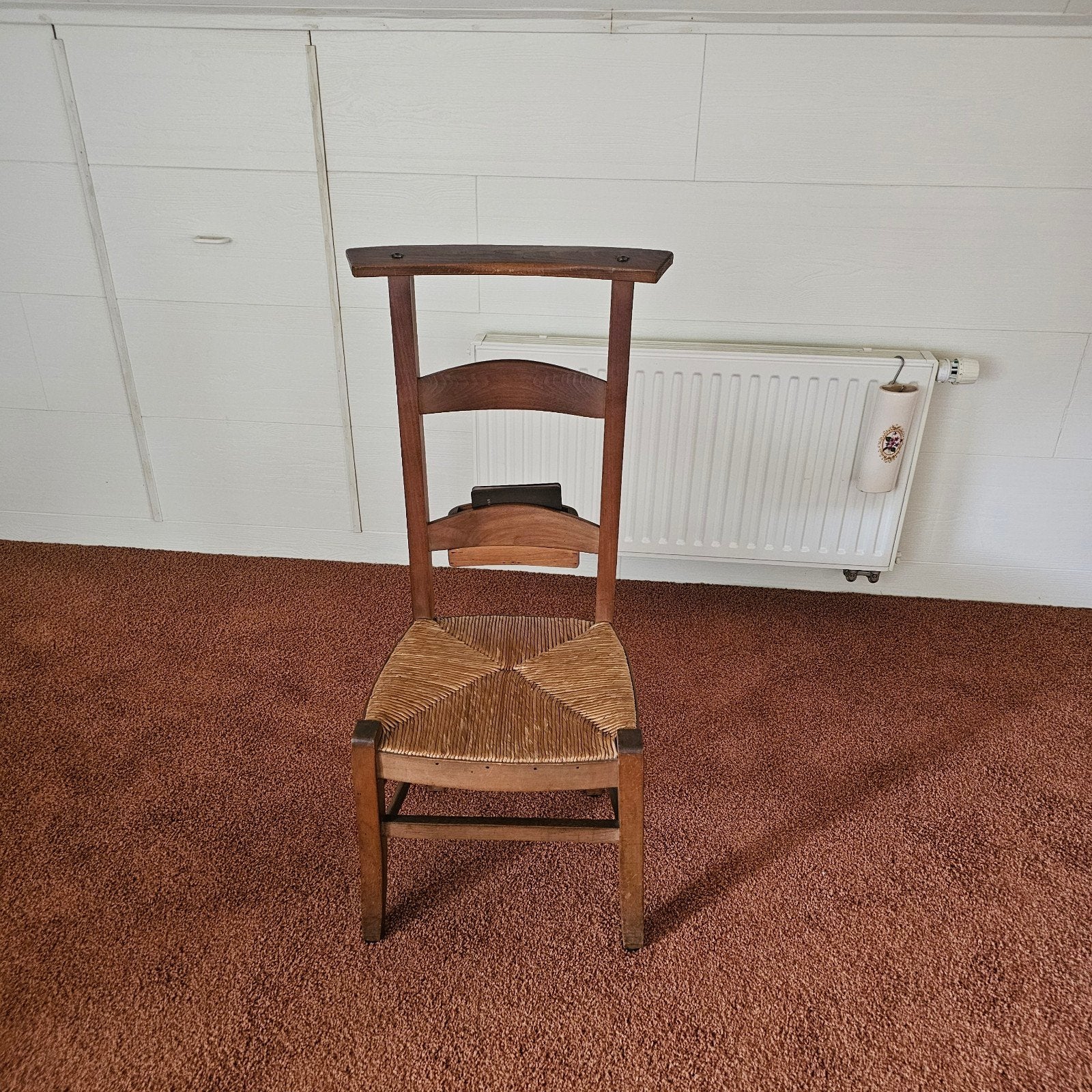 Antieke bidstoel met rieten zitting, Ophalen