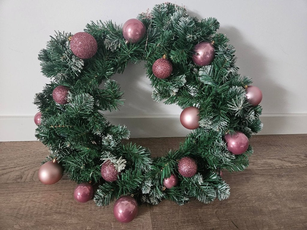 Kerstkrans met verlichting en roze kerstballen, Ophalen of Verzenden, Gebruikt