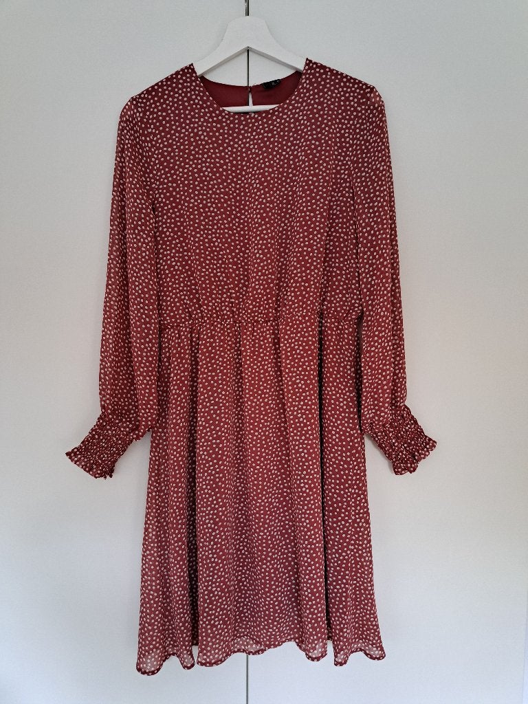 Mooie jurk rood roestbruin stipjes wit M /38 Vero Moda NIEUW, Kleding | Dames, Jurken, Maat 38/40 (M), Vero Moda, Nieuw, Ophalen of Verzenden
