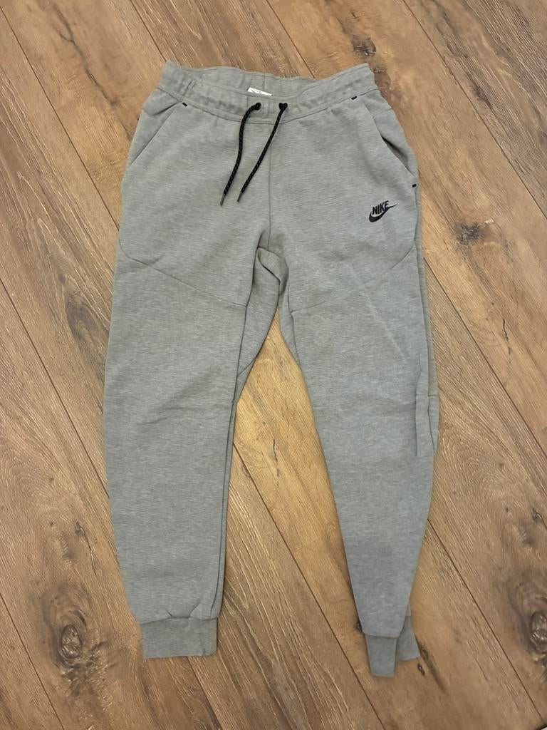 Nike Tech broek grijs maat S, Ophalen, Zo goed als nieuw, Grijs, Algemeen