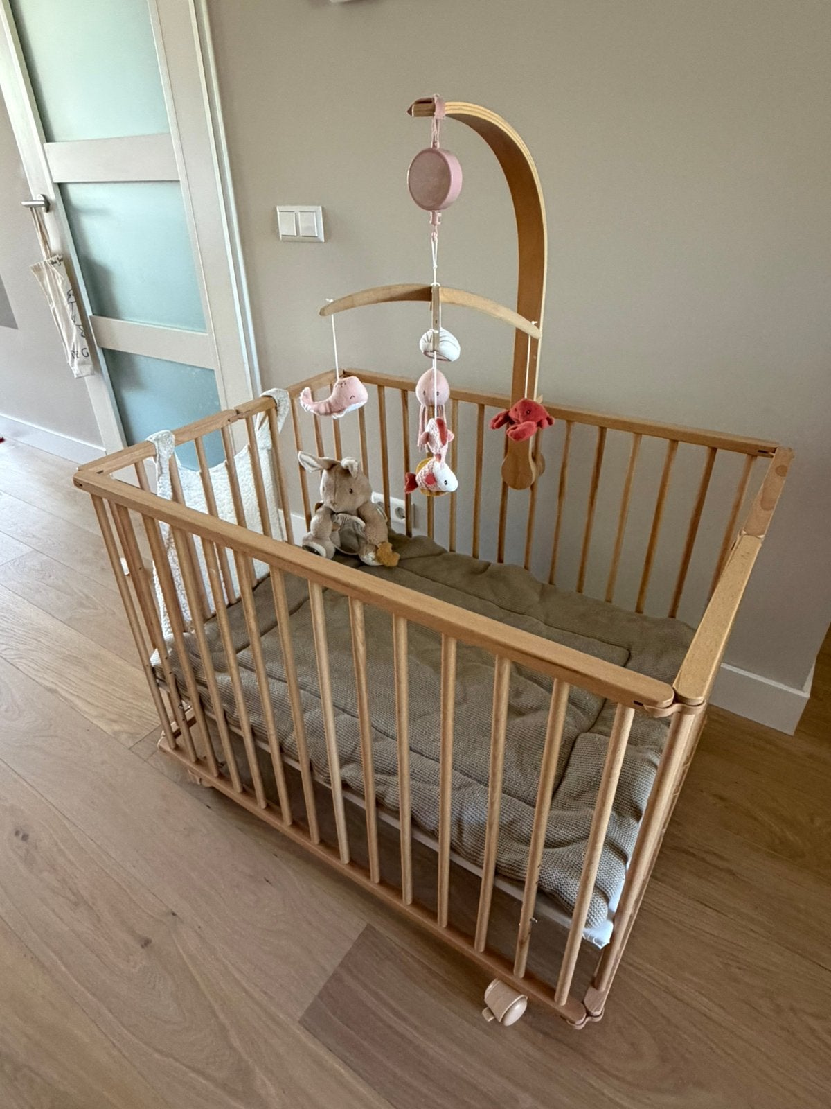 Inklapbare box Petite Amélie + extra’s €90-130, Kinderen en Baby's, Boxen, Ophalen, Zo goed als nieuw, Wieltjes