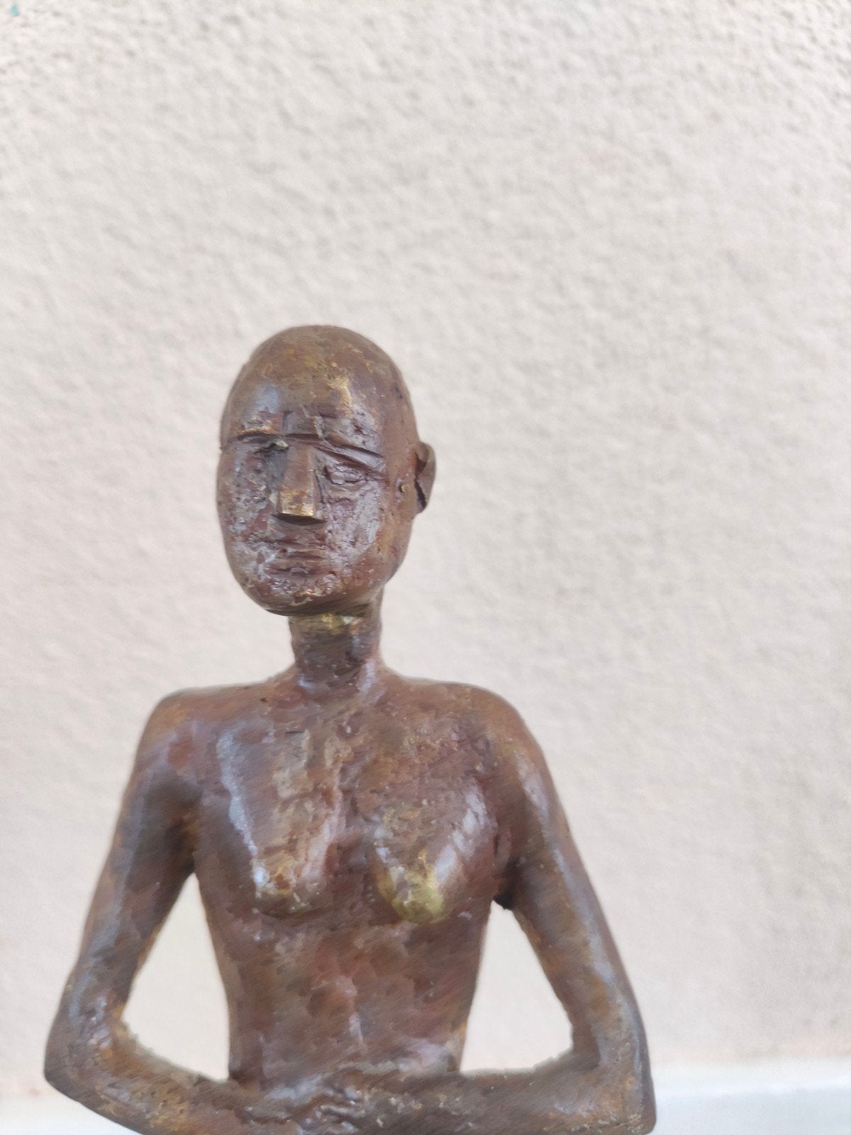 Bronzen beeld van een vrouw, staand op sokkel, Antiek en Kunst, Kunst | Beelden en Houtsnijwerken, Gepatineerd, Ophalen of Verzenden