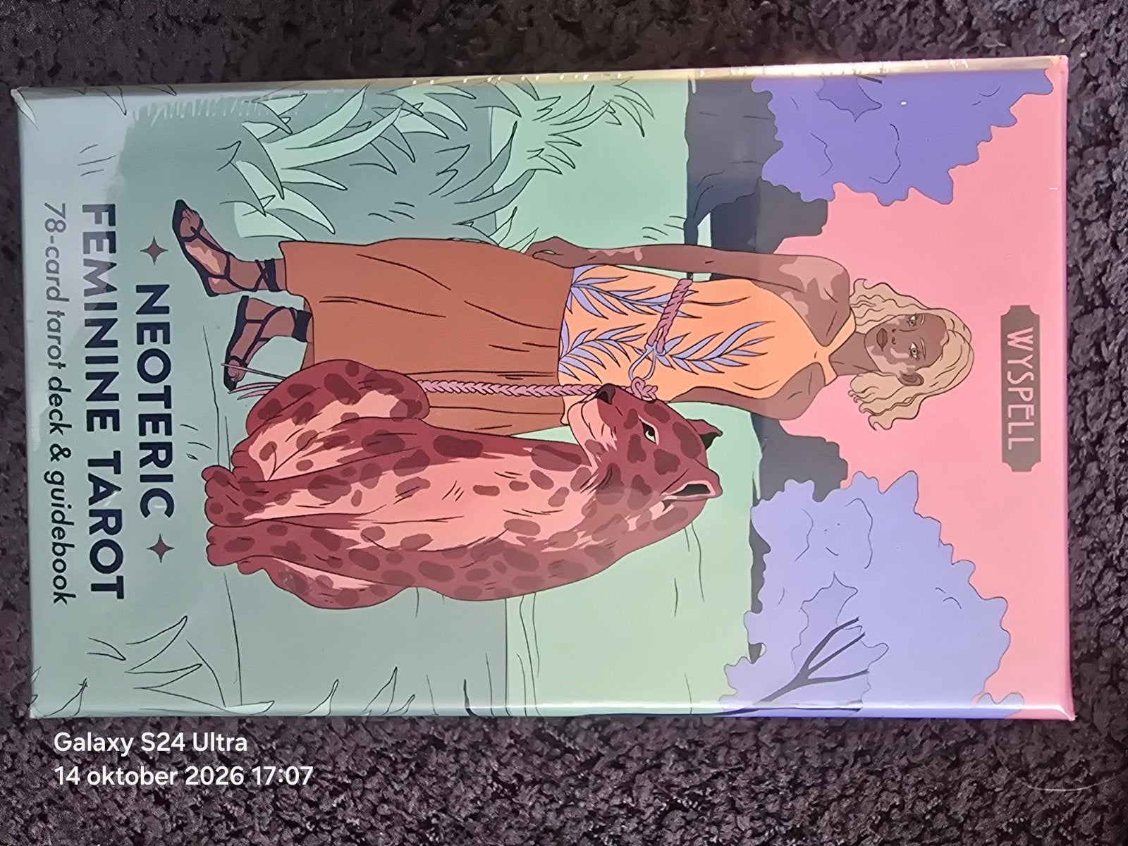 Neoteric Feminine Tarot Kaartendeck & Gidsboek, Verzenden, Nieuw, Tarot of Kaarten leggen, Overige typen