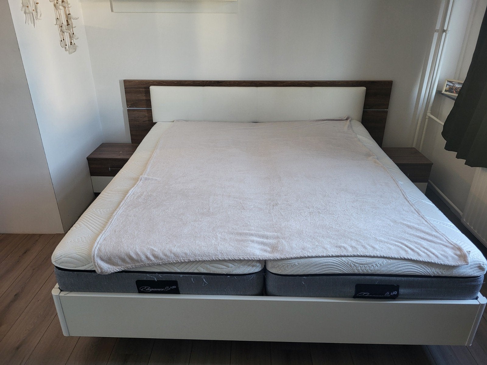 Tweepersoonsbed met hoofdbord en nachtkastjes, Ophalen, Gebruikt, Wit, Tweepersoons